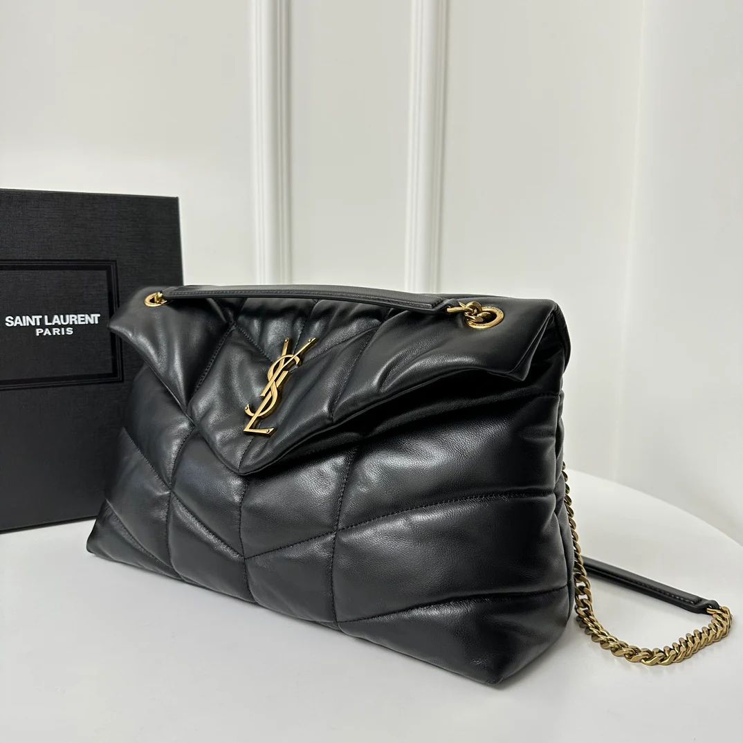 Пуховая сумка YSL Loulou Puffer 35 см из стеганой овечьей кожи цвета ?облако? — черная с золотой фурнитурой.