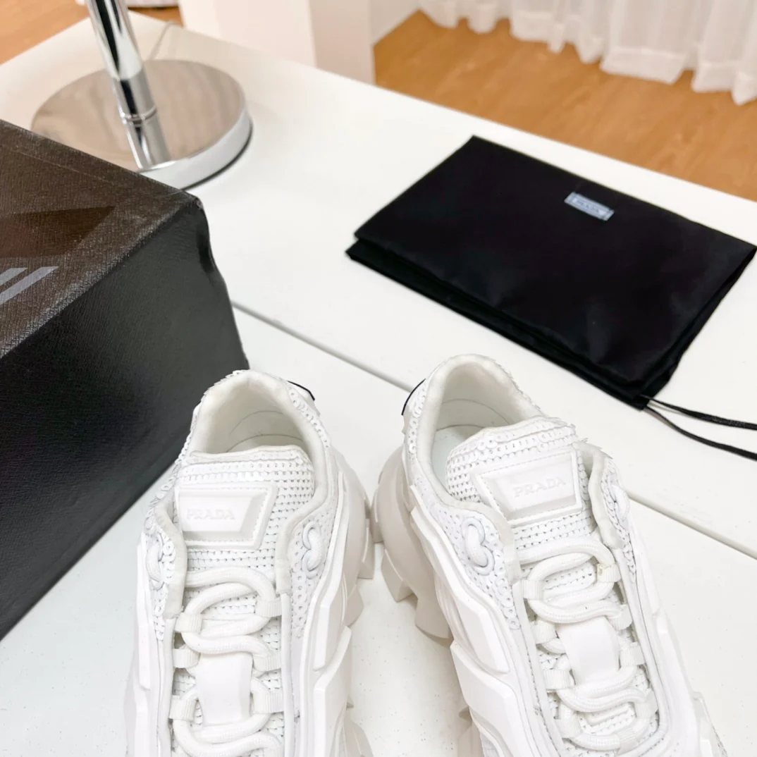 Обувь Prada - коллекция Prada ранней весны 2022 года - блестящие массивные кроссовки - белые