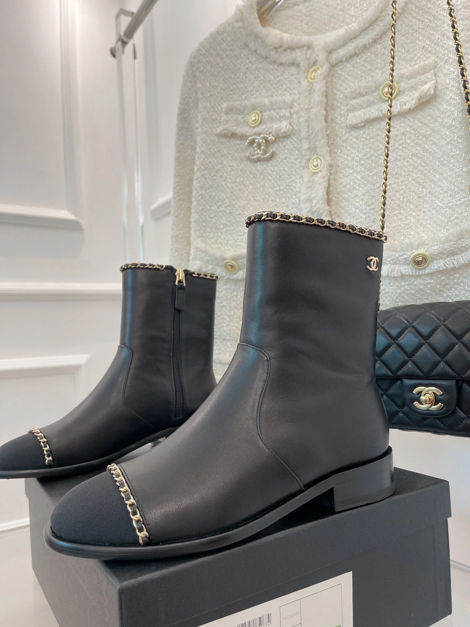 Новинка сезона осень/зима 2023 от Chanel - Ботильоны на массивном каблуке с цепочкой - Черные