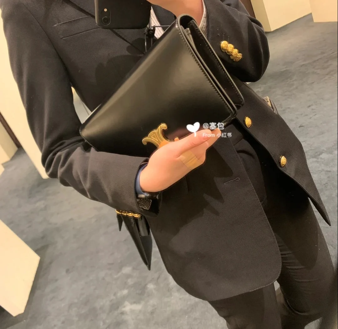 Сумка Celine Triomphe из глянцевой телячьей кожи с принтом под канвас — черная — на фото.