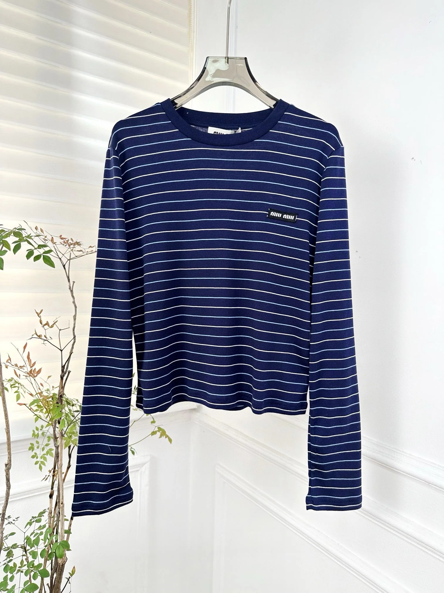 Miu Miu-2404 - Футболка с длинными рукавами и объемной аппликацией в стиле Color Blocked.