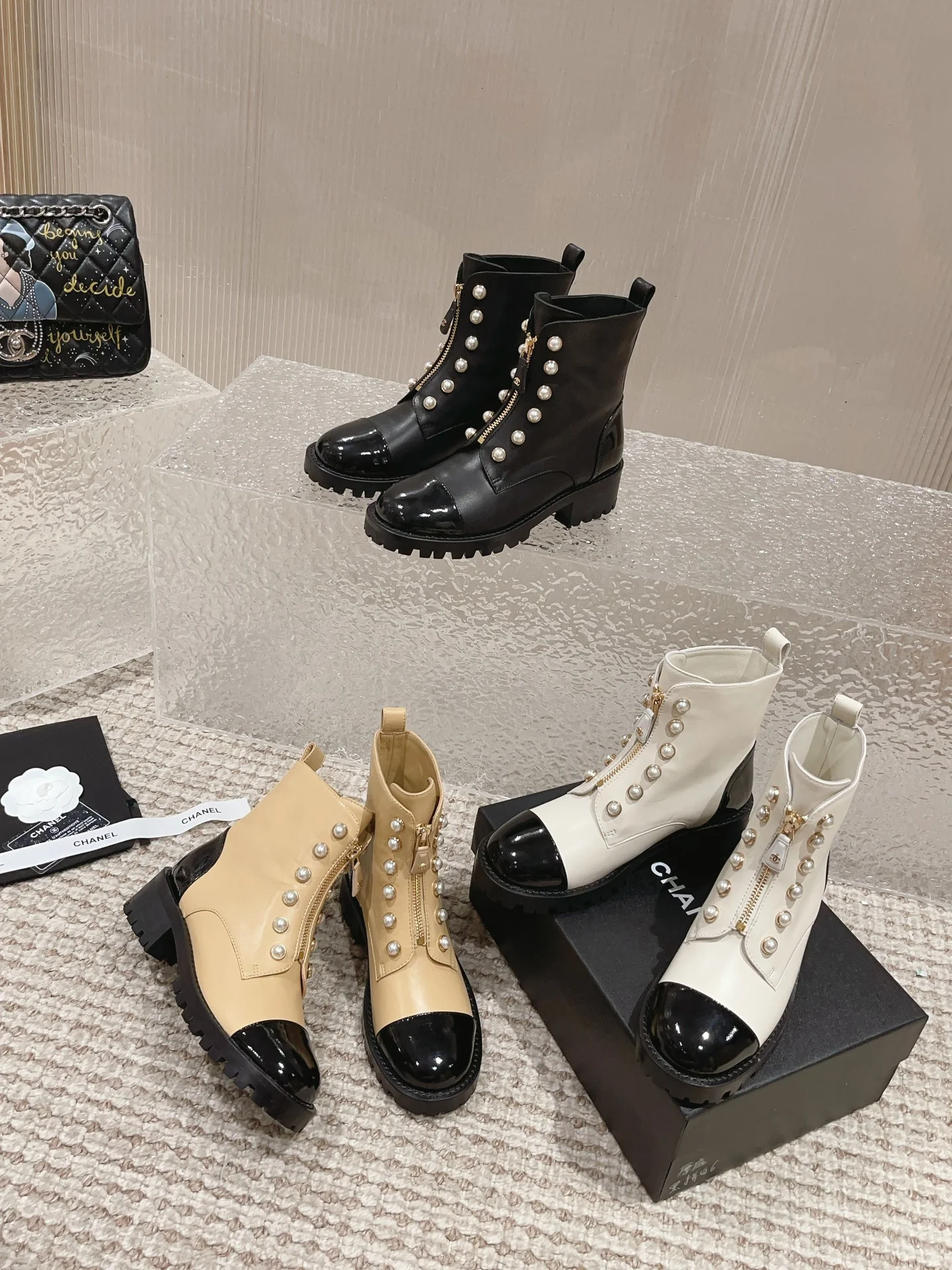 Новинка 2023 года от Chanel - Ботильоны на молнии с жемчужной отделкой - Абрикосовый цвет