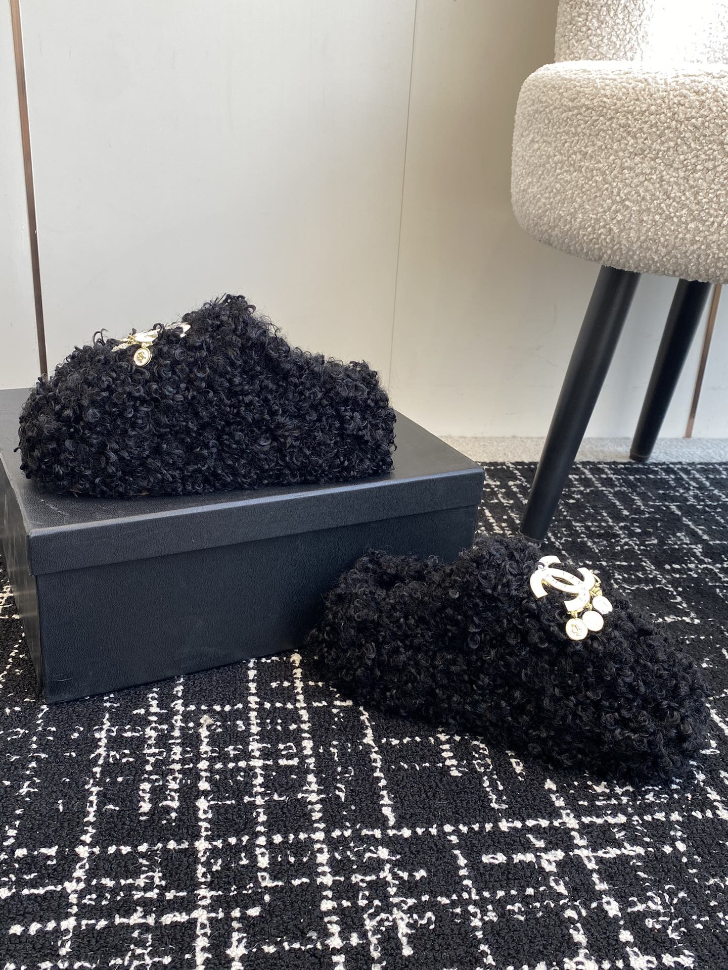 Меховые тапочки Chanel 2024 - черные