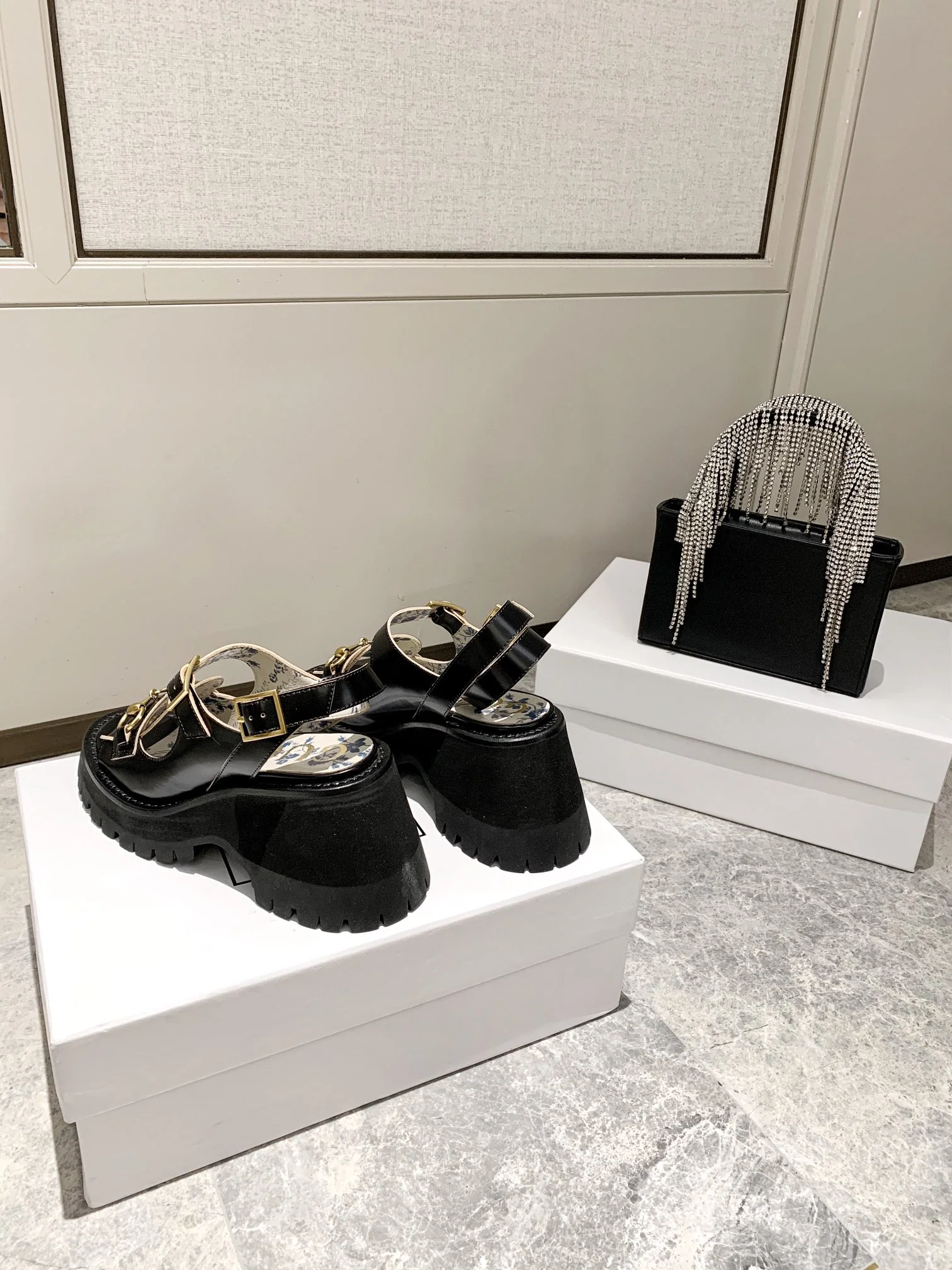 Сандалии Gucci Retro Street с пряжкой на платформе