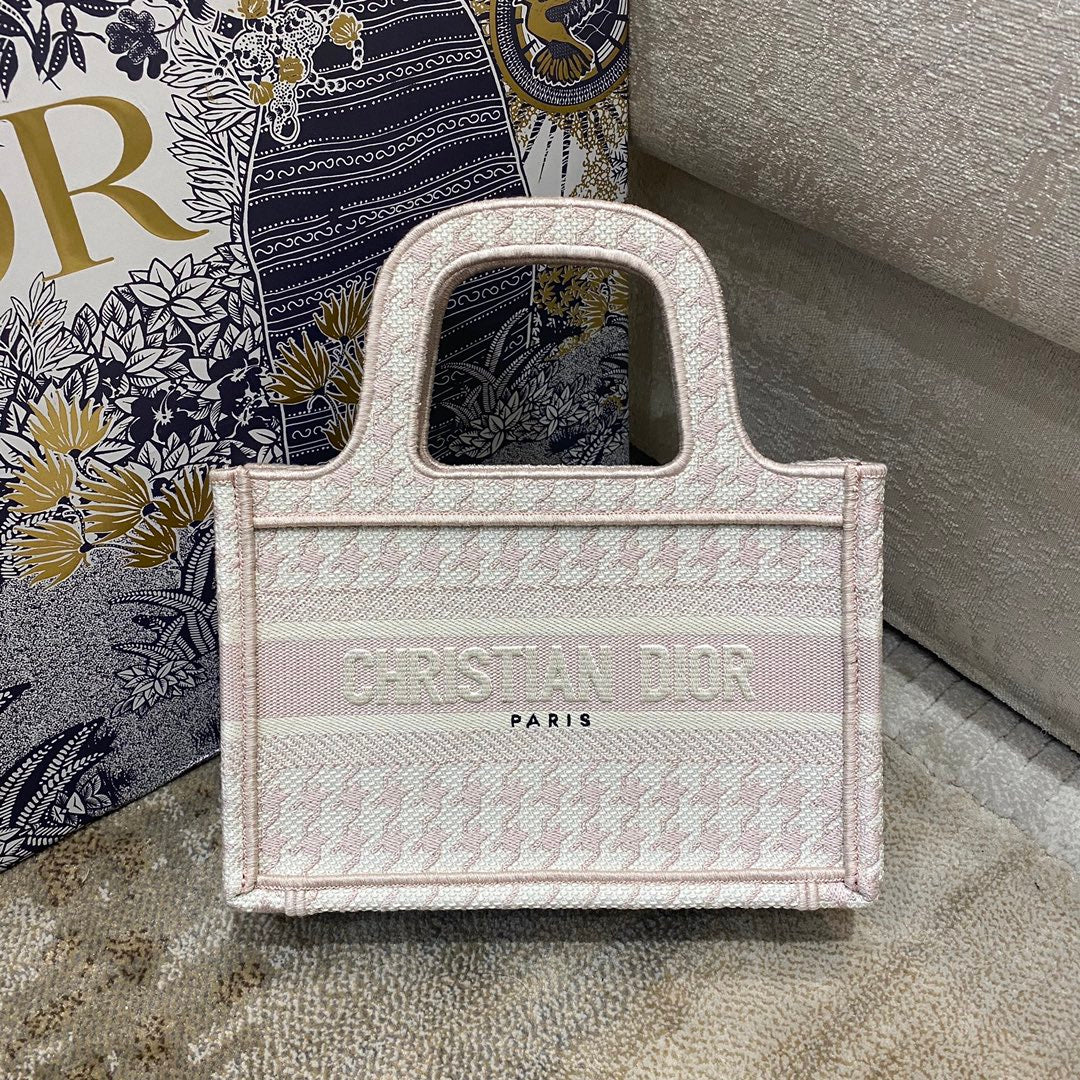 Мини-сумка Dior Book Tote 23 см, розовая, в клетку ?гусиная лапка?.