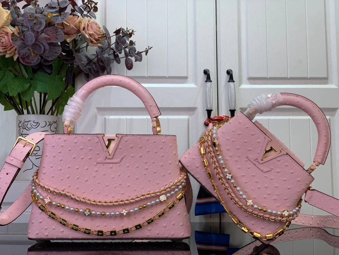 Миниатюрная кожаная сумочка LV Capucines с жемчужной цепочкой - розовая.
