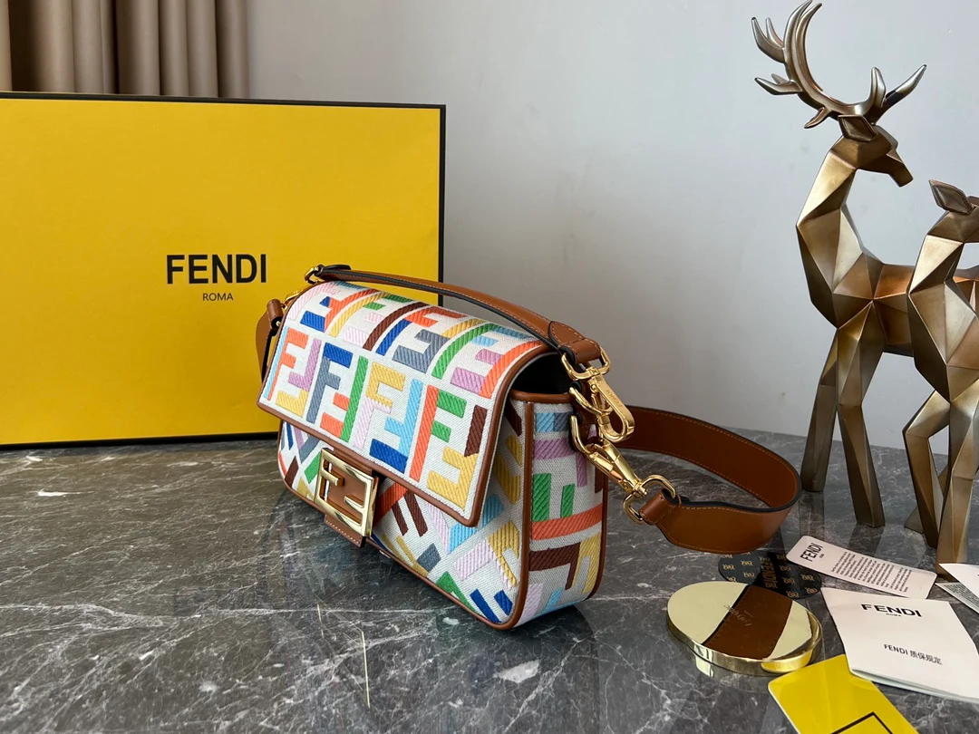 Сумка-багет Fendi — бежевая льняная с красочной вышивкой.