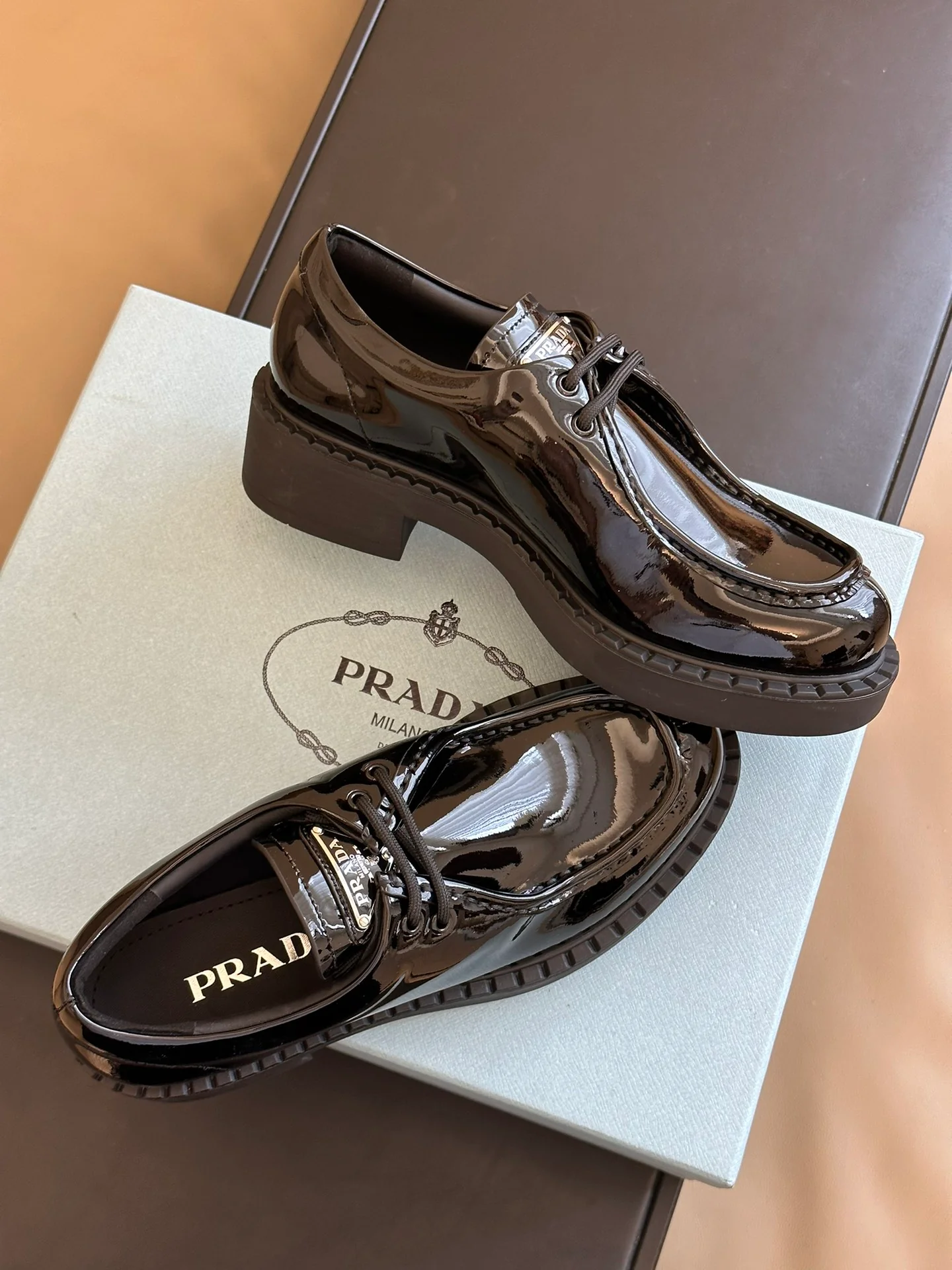 Новинка сезона осень/зима 2023 от Prada - Лоферы из телячьей кожи - Глянцевый черный