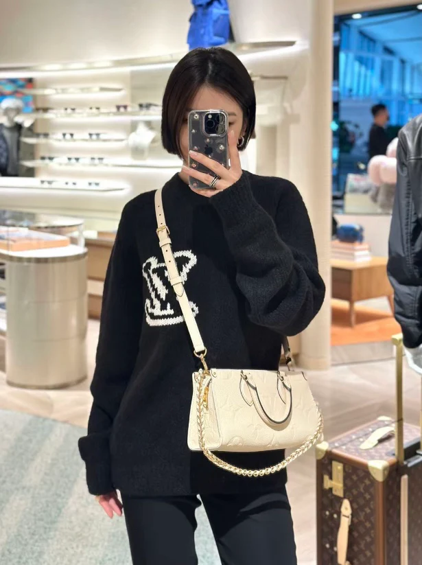 m23640-LV-cabas-onthego-east-west-gold chain embossed monogram-white