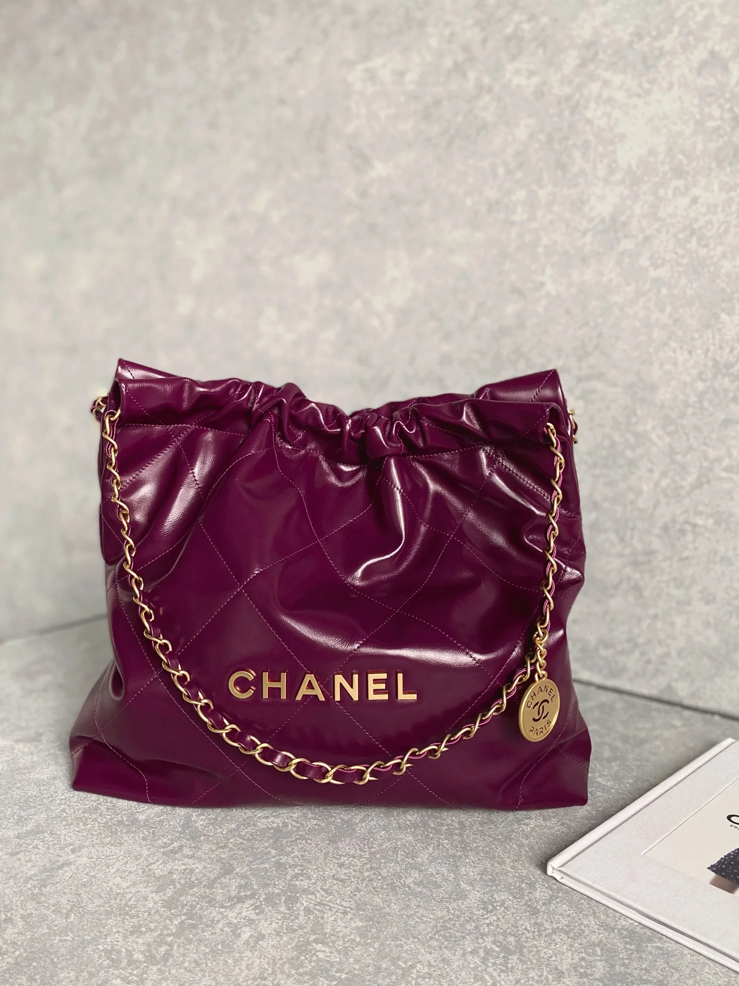 Новинка сезона весна/лето 2023 от Chanel - сумка 22 - маленькая - бордовая