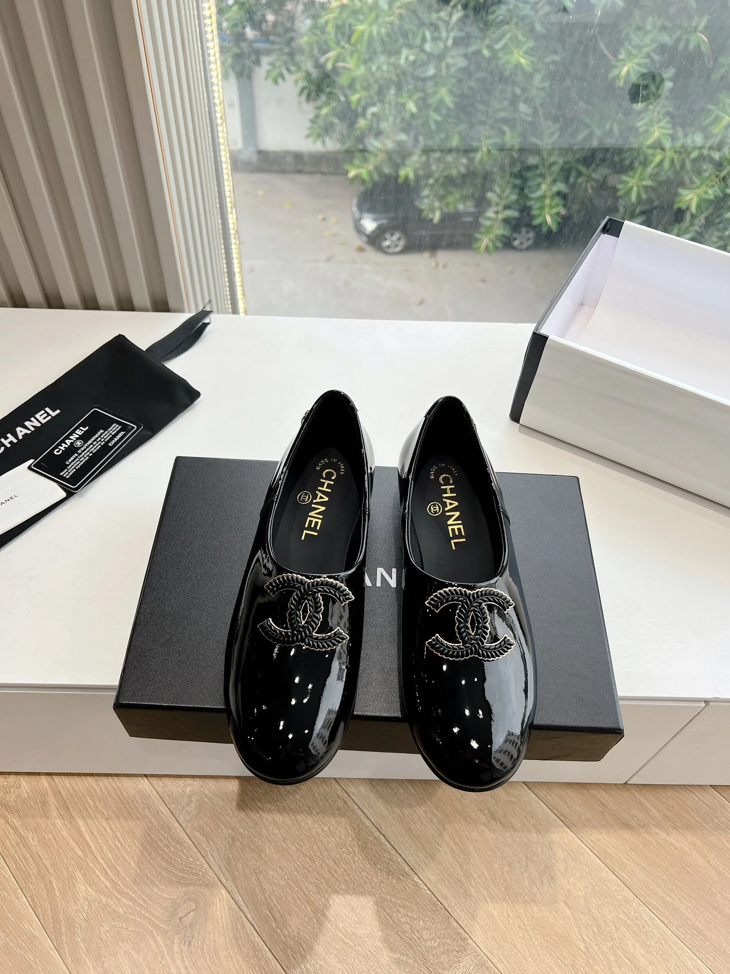 Туфли Мэри Джейн с логотипом Chanel 2024 года - черные.