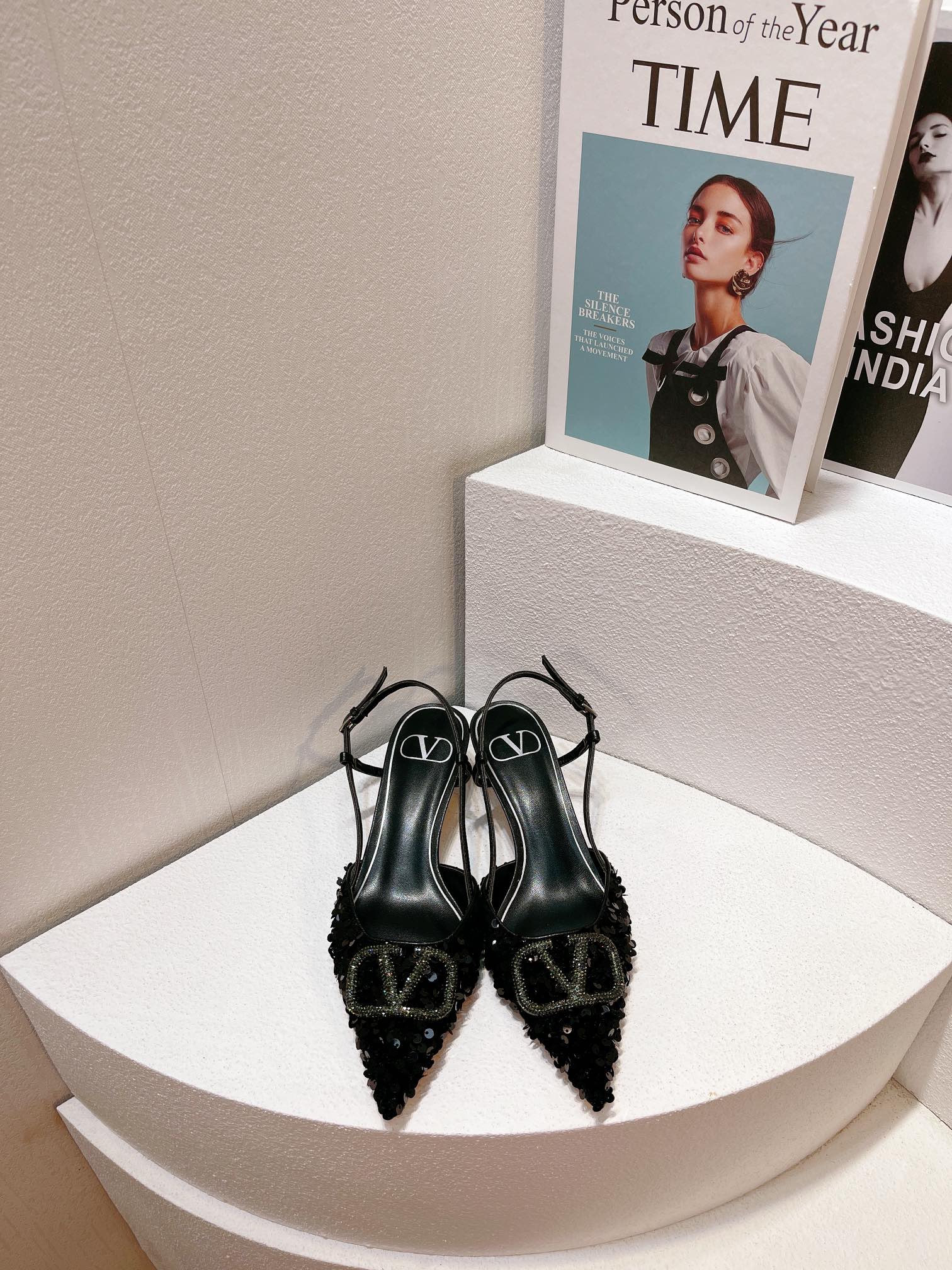 Новинка с официального сайта Valentino 2023 — Глянцевые босоножки на низком каблуке с острым носком — 4 см — Черные