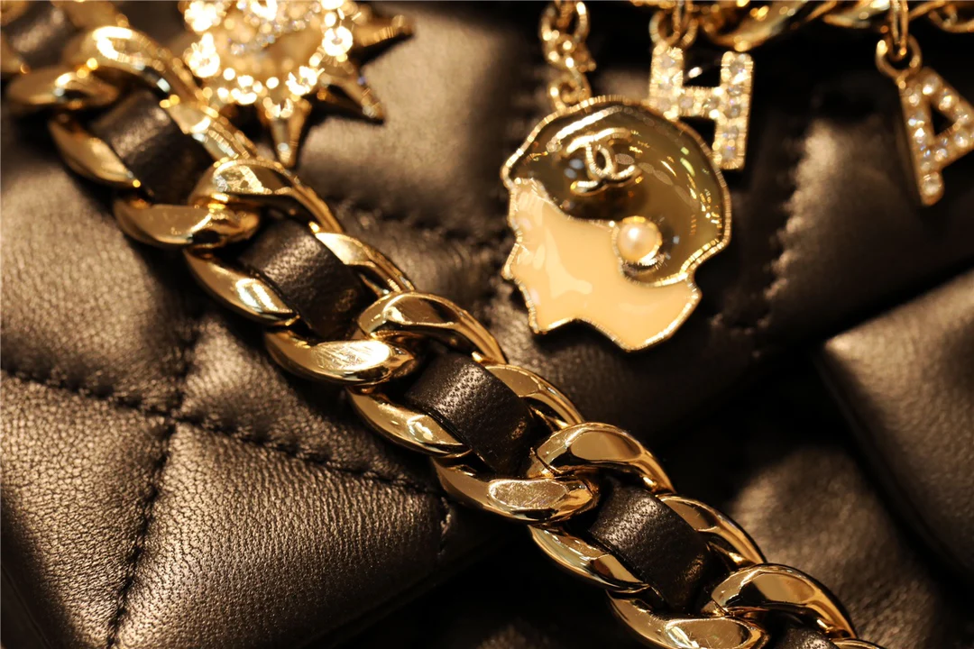 Миниатюрный кулон-значок Chanel CF