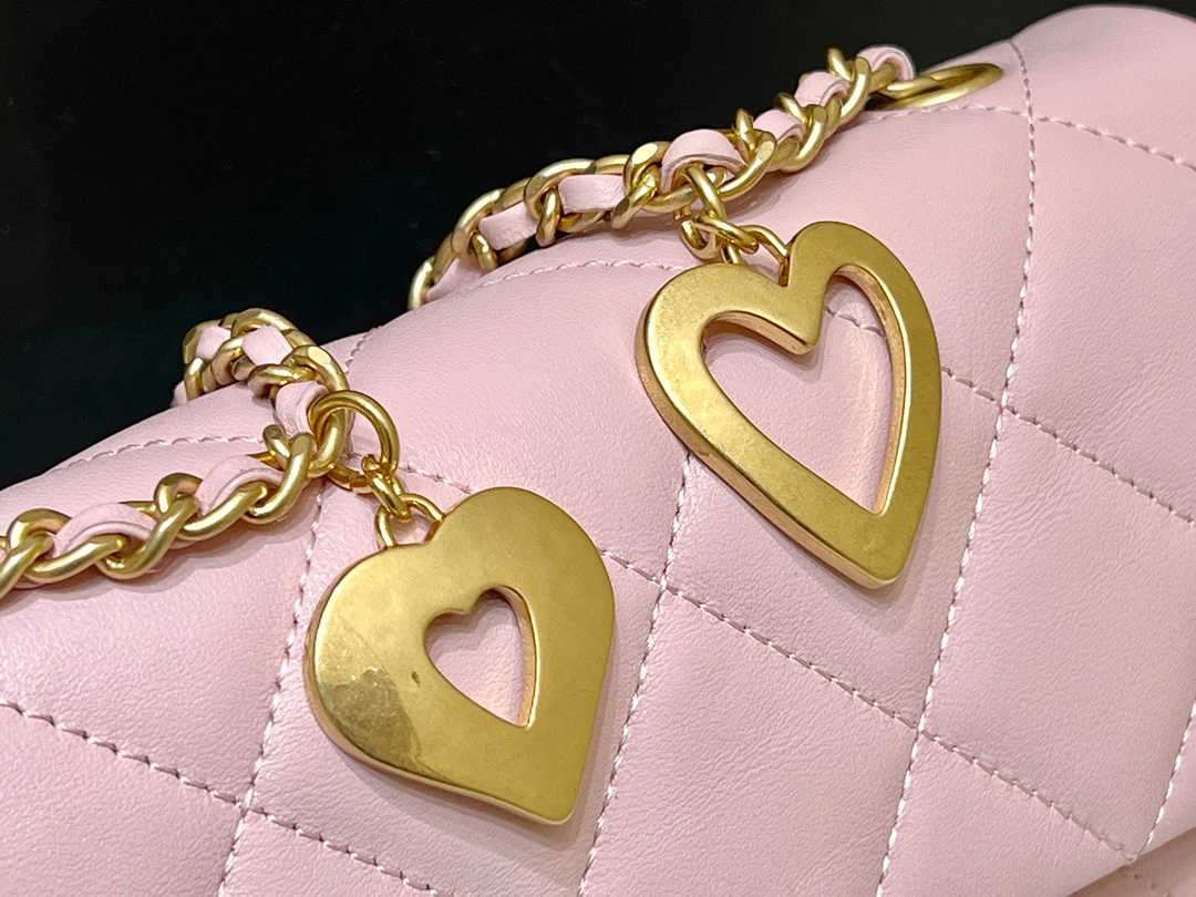 Новинка сезона осень/зима 2022 от Chanel - Сумка CF с подвеской в ??виде сердца на цепочке - Лимитированная серия - Розовая