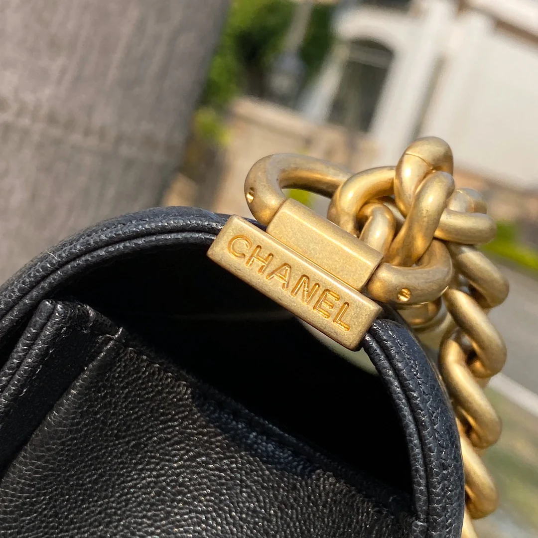 Часы Chanel Boy 25 см - из телячьей кожи с узором 