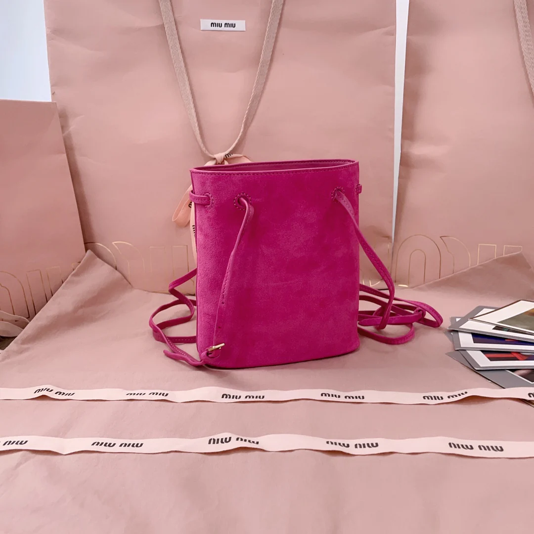 Мини-сумка-ведро Miu Miu 5nf460 из замши, персиково-розовая.