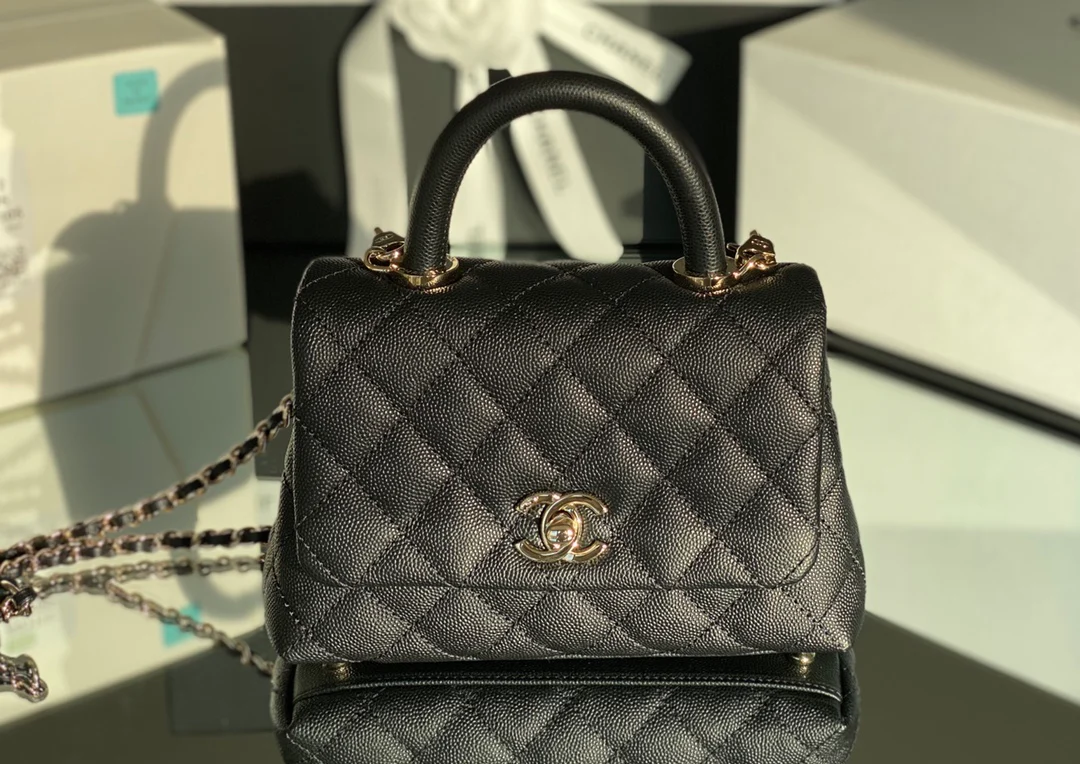 Мини-сумка Chanel Coco Handle — черная кожа с золотистой пряжкой.