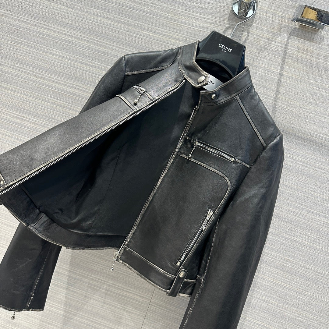 Новая коллекция Celine весна/лето 2024: кожаная куртка со стоячим воротником.