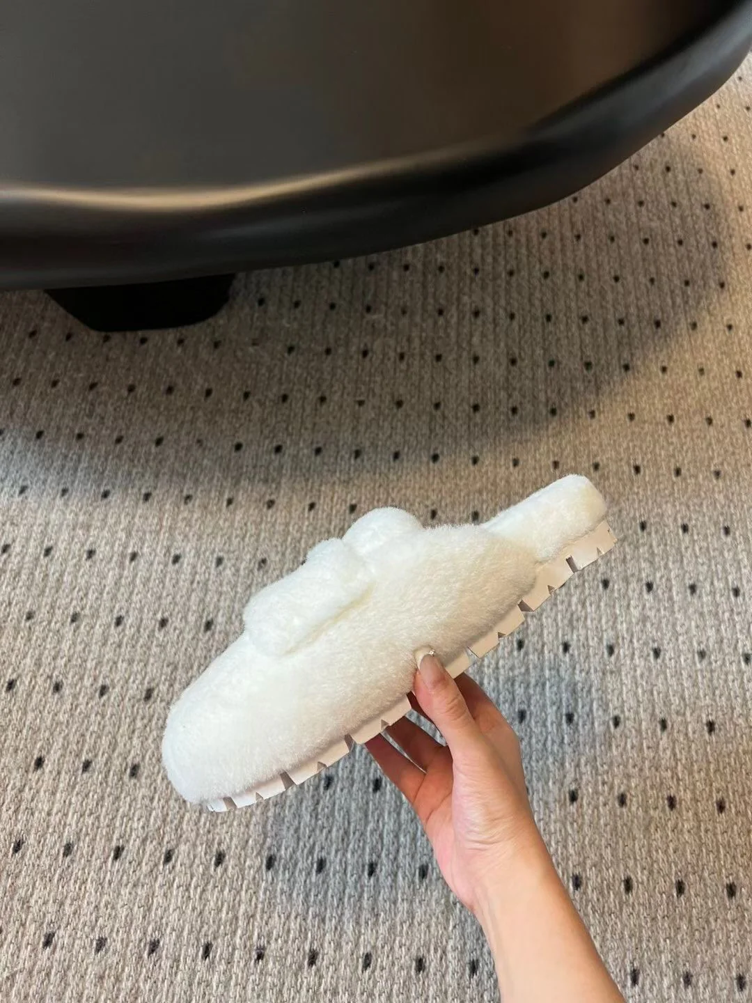 Новинка сезона осень/зима 2023 от Prada - Меховые тапочки с мягким носком - Белые