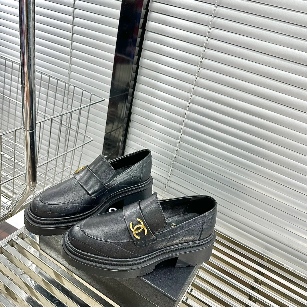 Новинка сезона осень/зима 2023 от Chanel — лоферы на платформе.