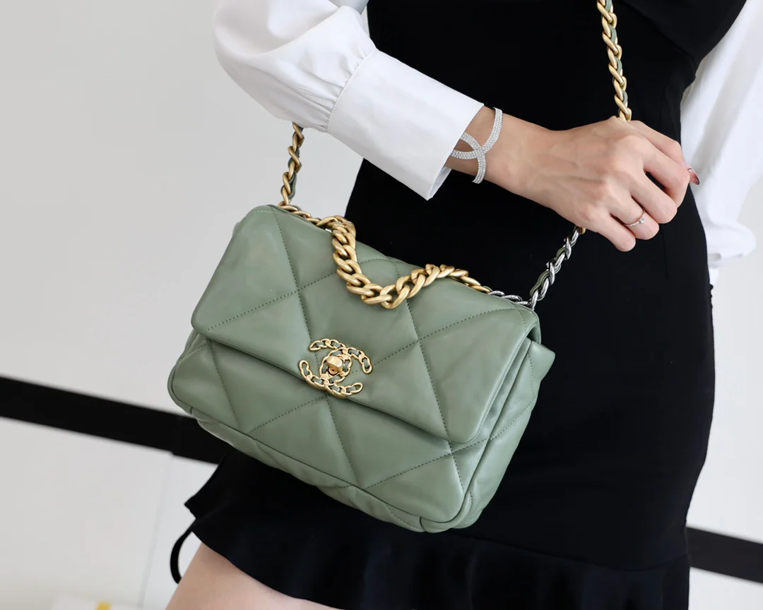 Сумка Chanel 19 – цвет ?матча? с золотой фурнитурой – маленькая