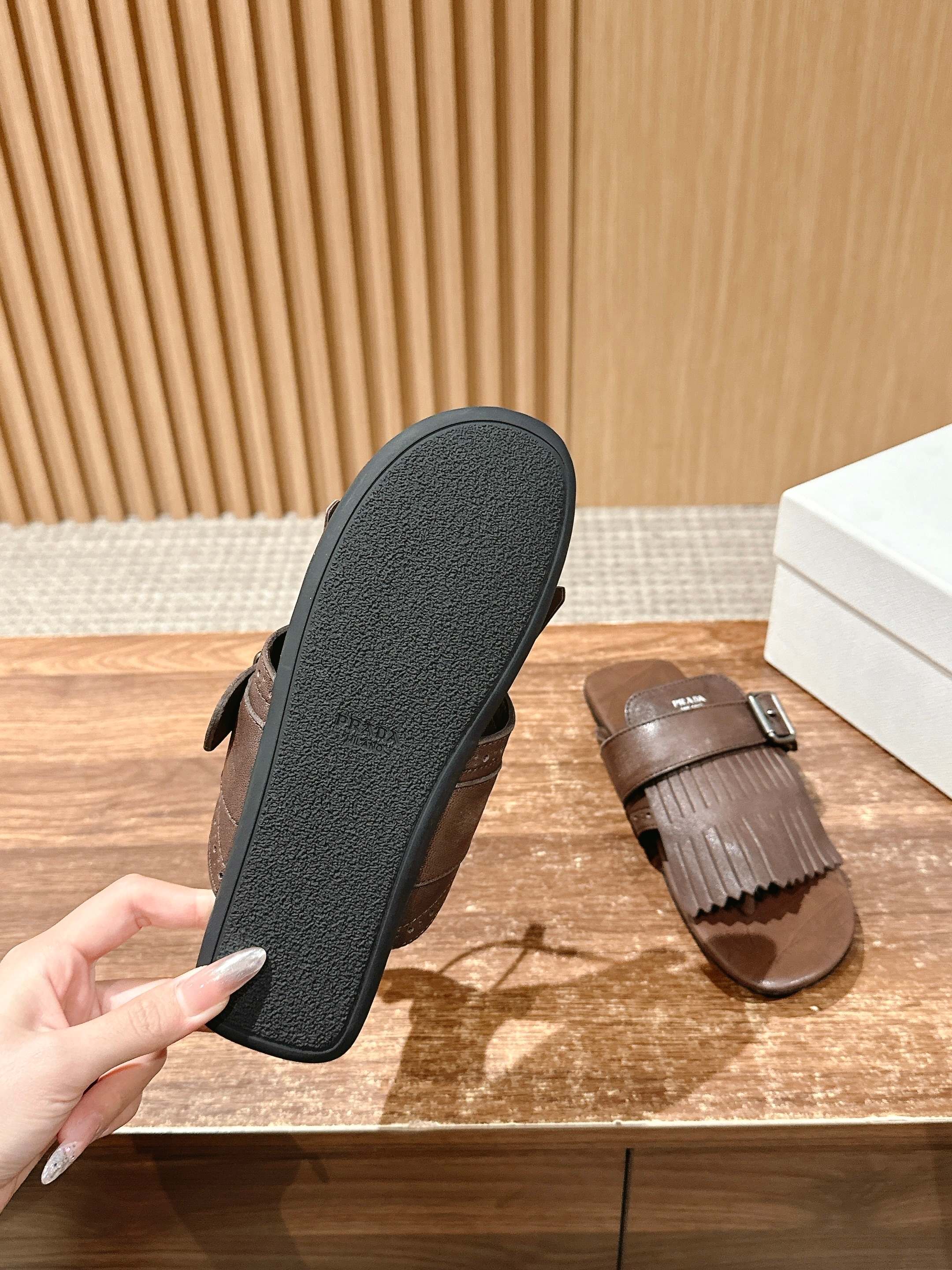 Новинка сезона весна/лето 2025 от Prada - Ретро-тапочки с кисточками - Подиумный стиль - Кофейно-коричневый