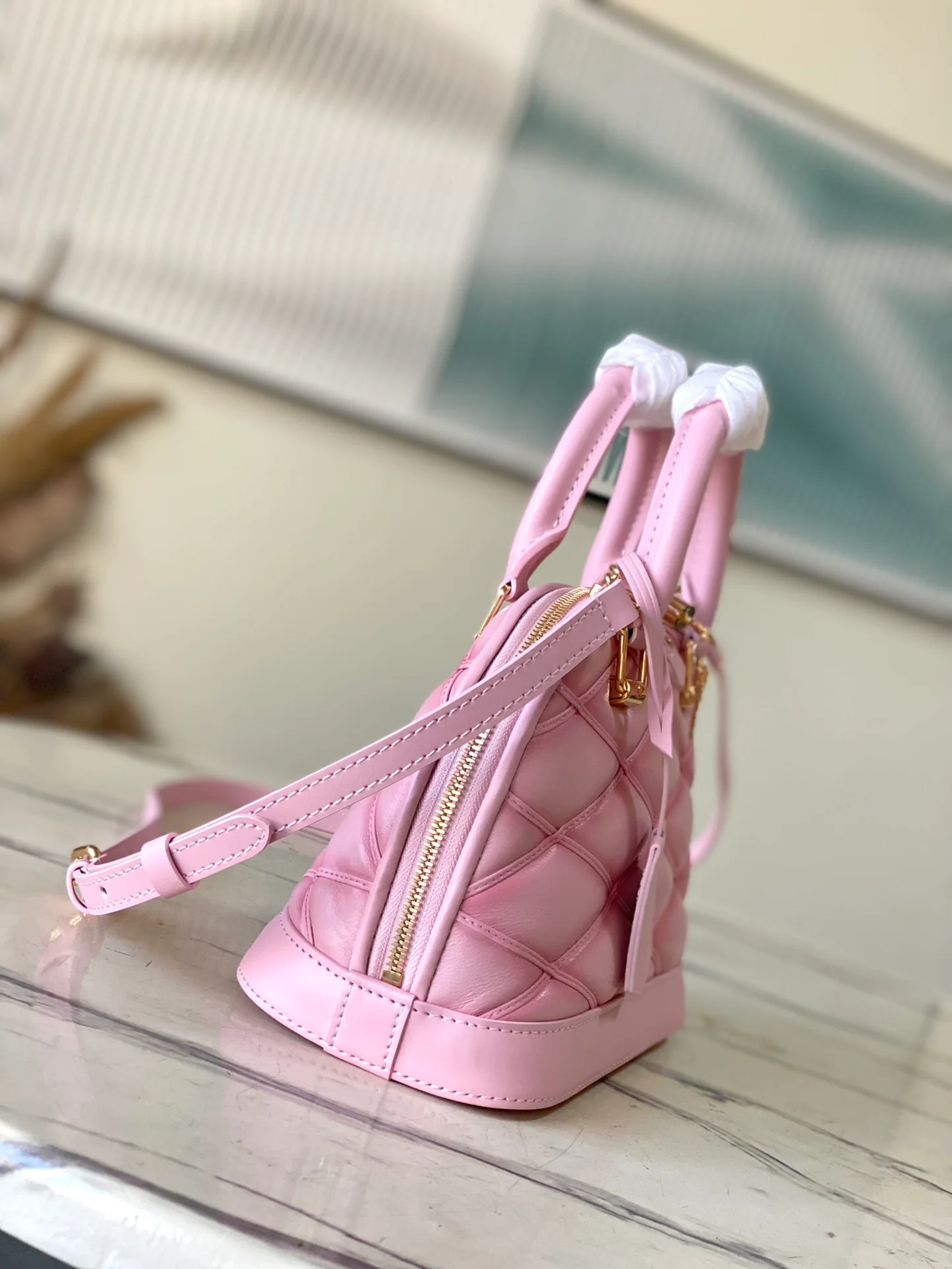 m24453-LV-nicolas-ghesquiere-shell bag-pink