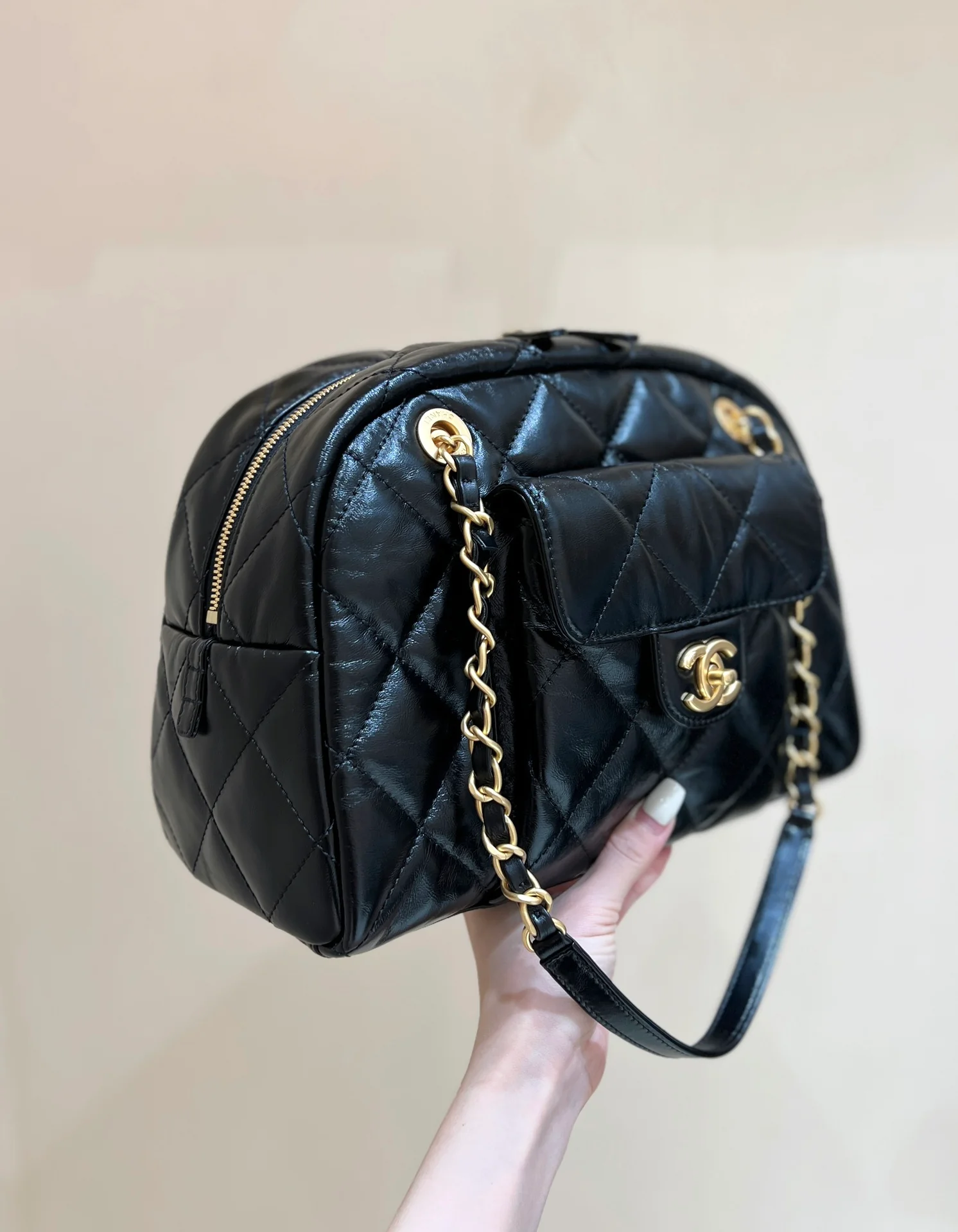 Маленькая сумка-боулинг Chanel 24a - черная