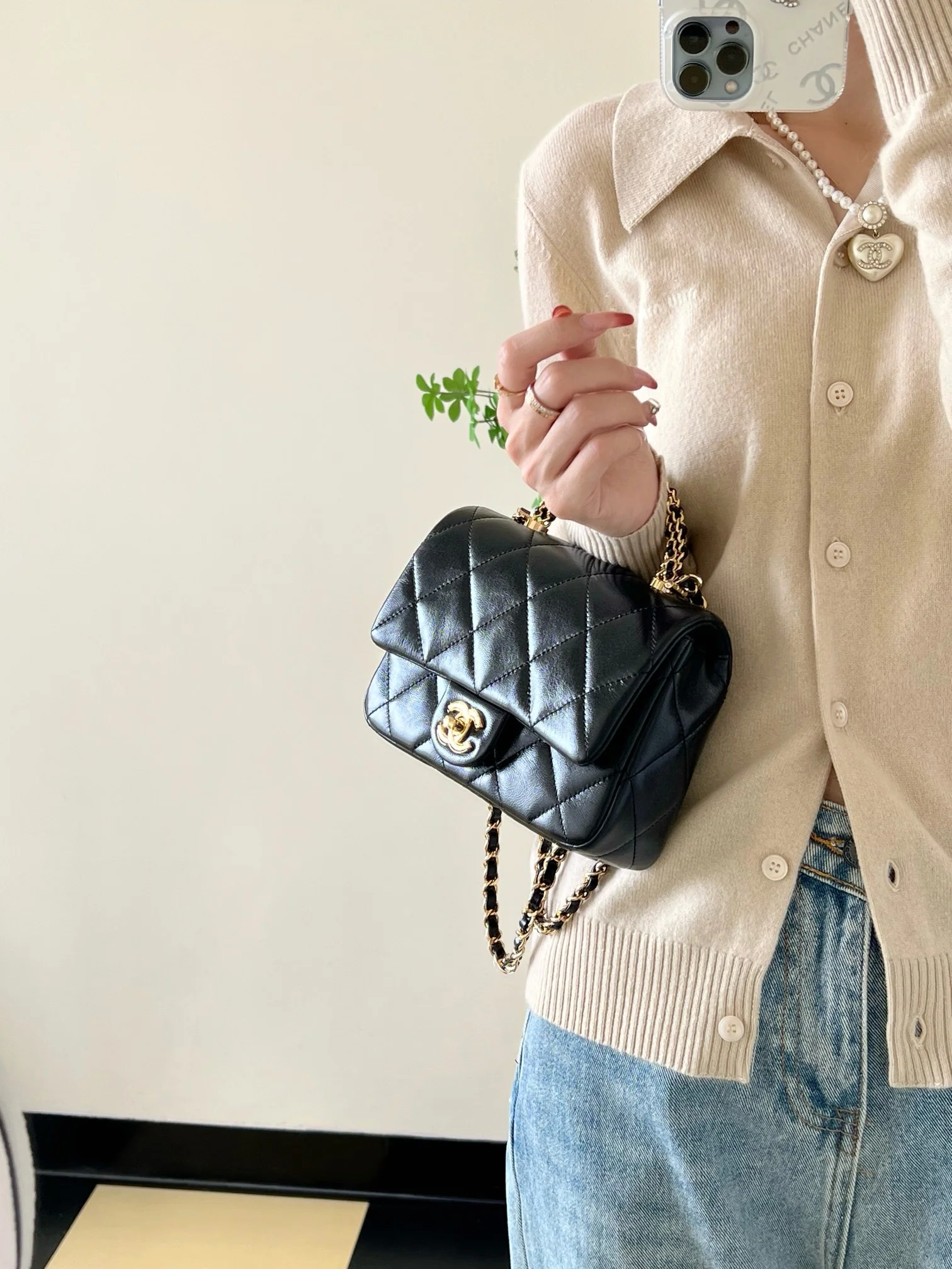 Маленькая черная сумка Chanel с клапаном и поворотной ручкой.