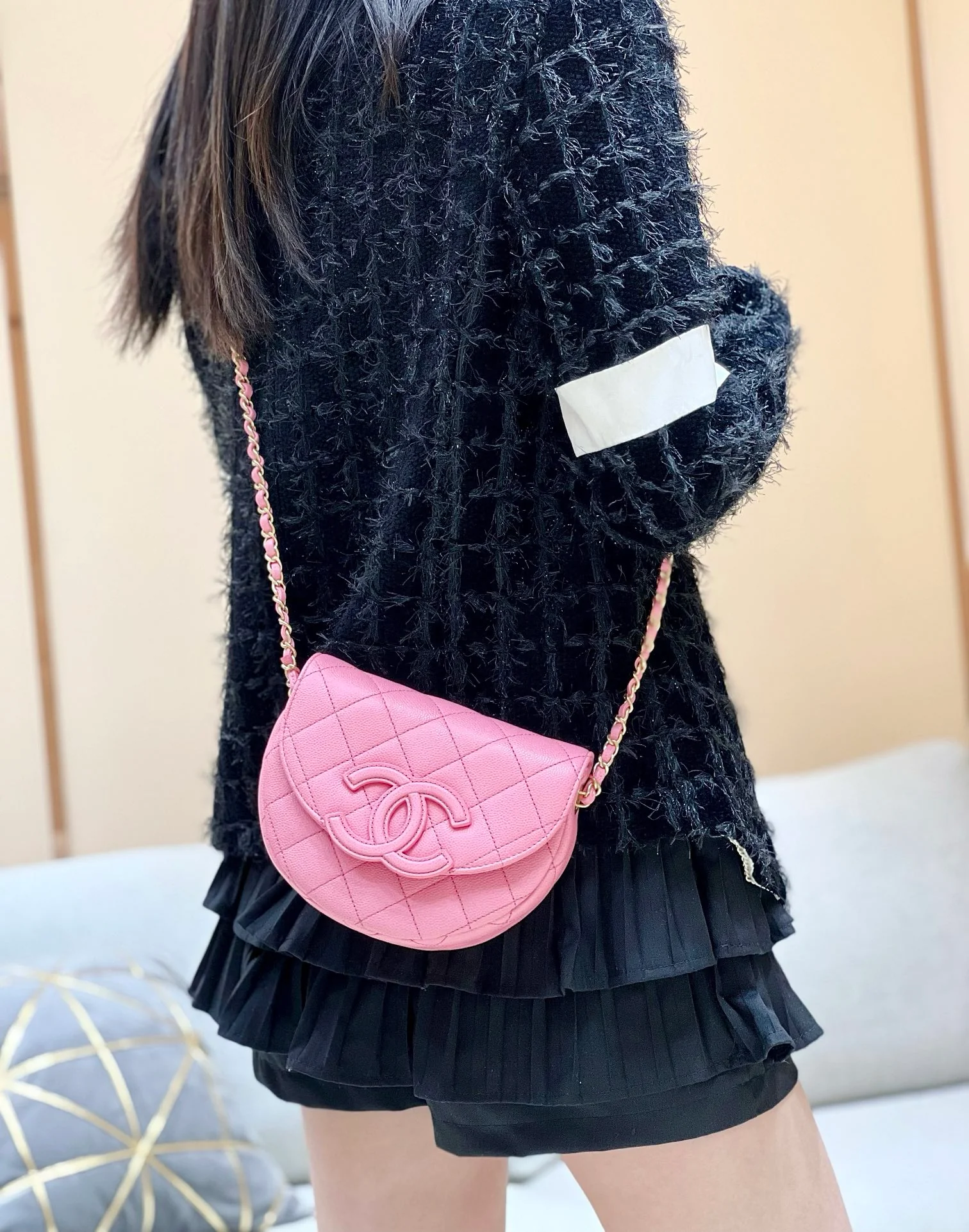 Новинка сезона весна/лето 2023 от Chanel - сумка Lychee Bull Saddle Bag - розовая - на фото.