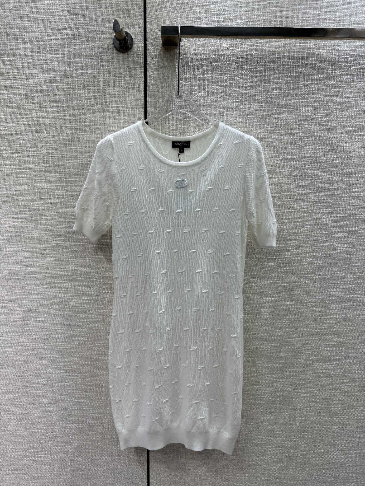 Chanel 2403 - Трикотажное платье с короткими рукавами и стеганым узором - Белое