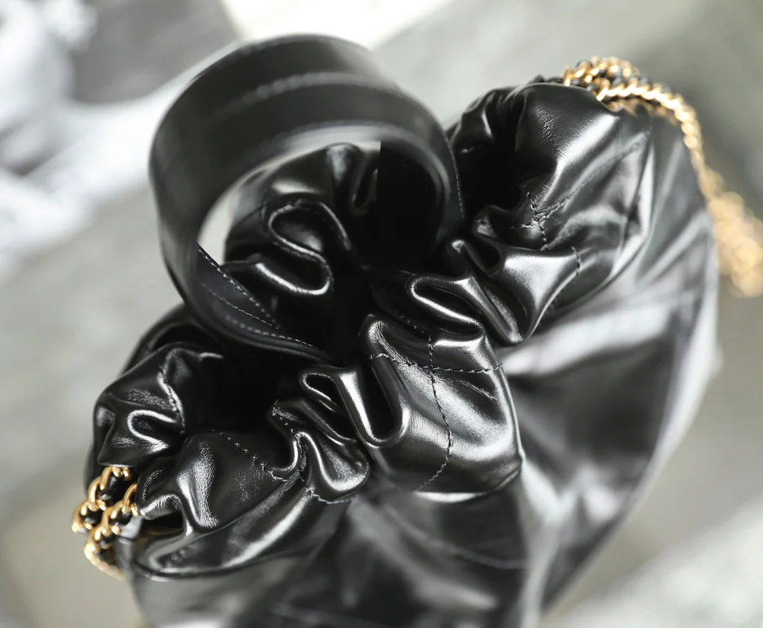 Сумка Chanel - Маленький рюкзак из телячьей кожи - Черный с золотой фурнитурой