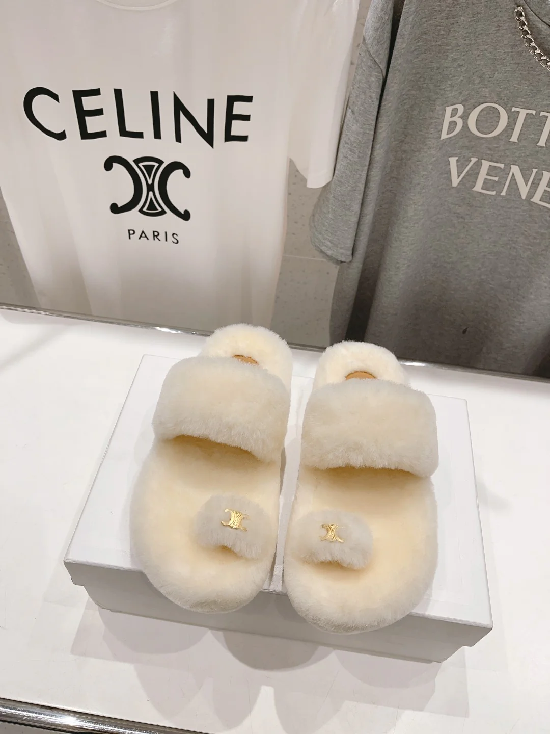 Новинка 2023 года от Celine - Шерстяные шлепанцы - Цвет 