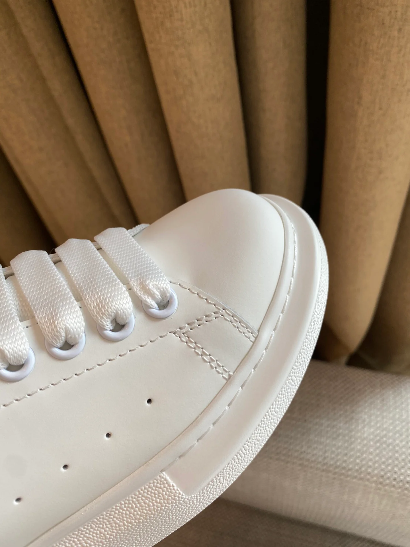 Классические белые кроссовки McQueen - замшевая подошва на каблуке - серо-голубые