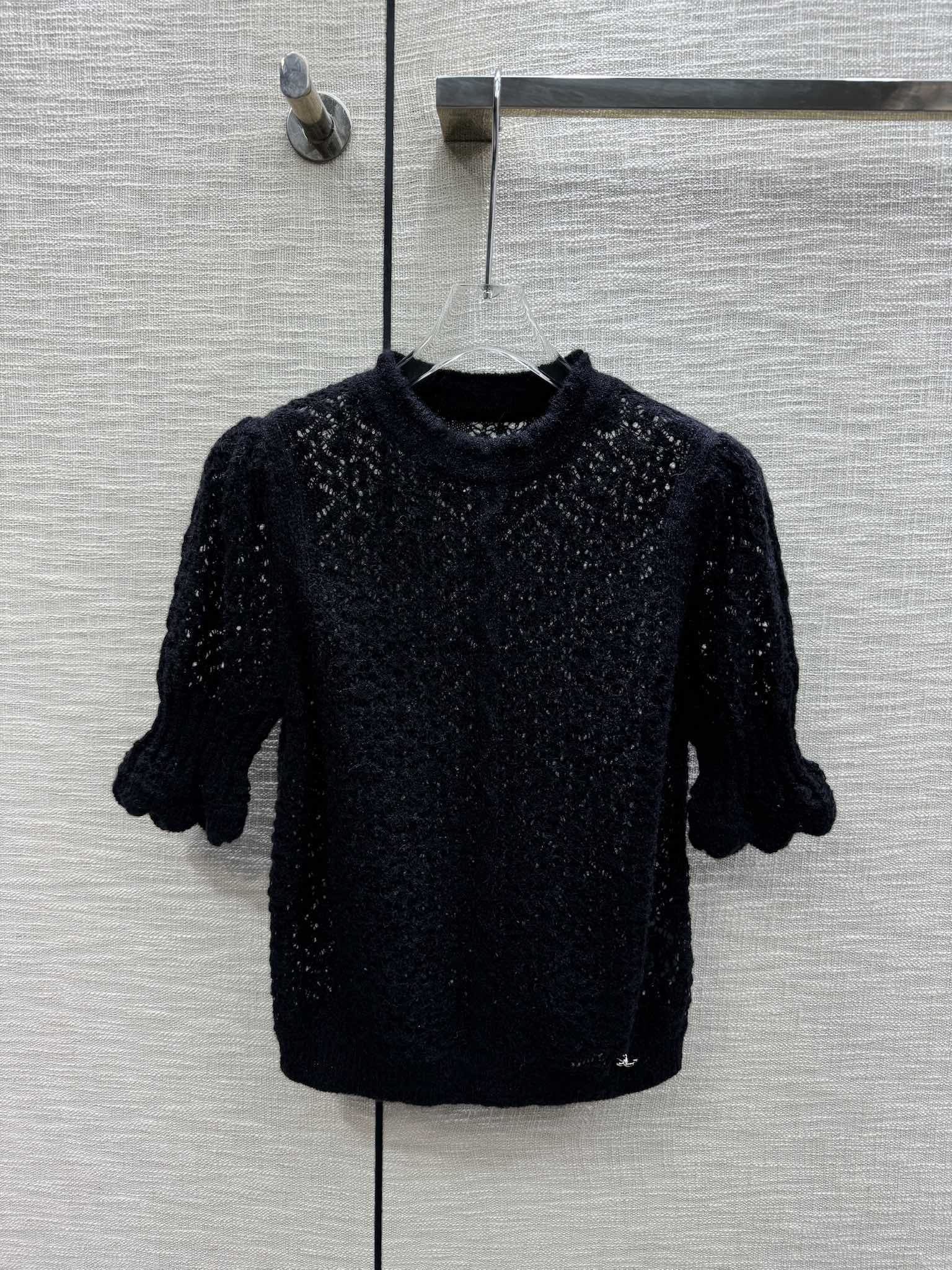 Chanel - 2403-24 Новинка ранней весны. Ажурный вязаный топ с короткими рукавами и рукавами-фонариками.