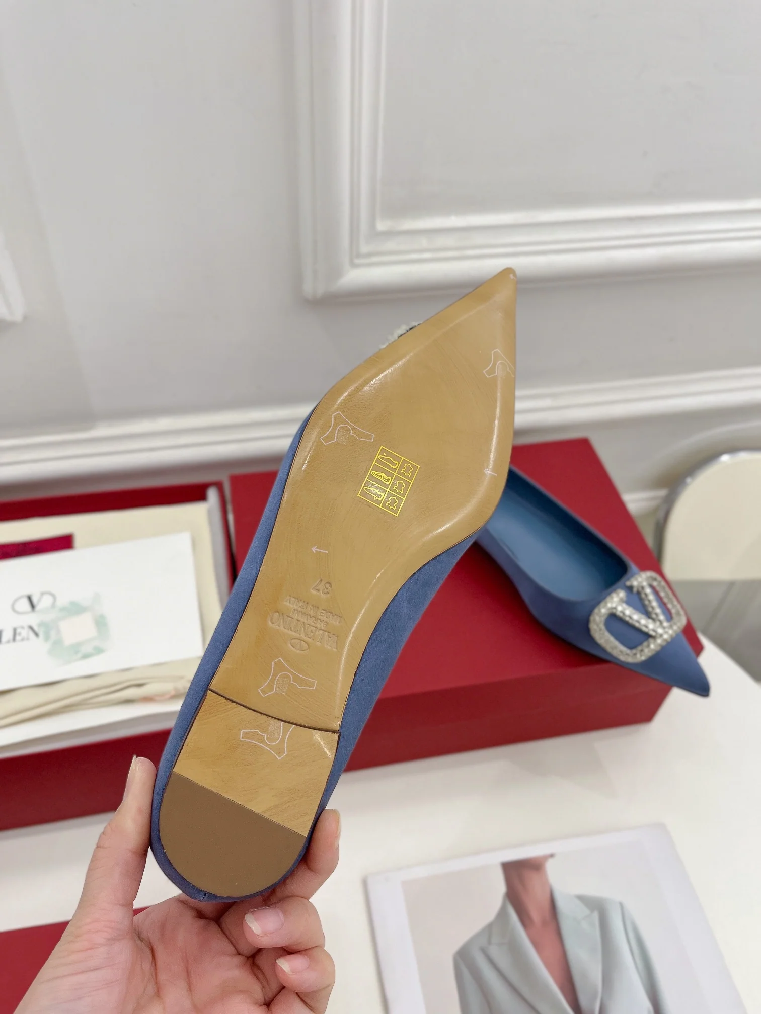 Новинка лета 2023 от Valentino - Коллекция Roman Stud - Туфли на высоком каблуке с бриллиантовой пряжкой - 5 см - Светло-голубые