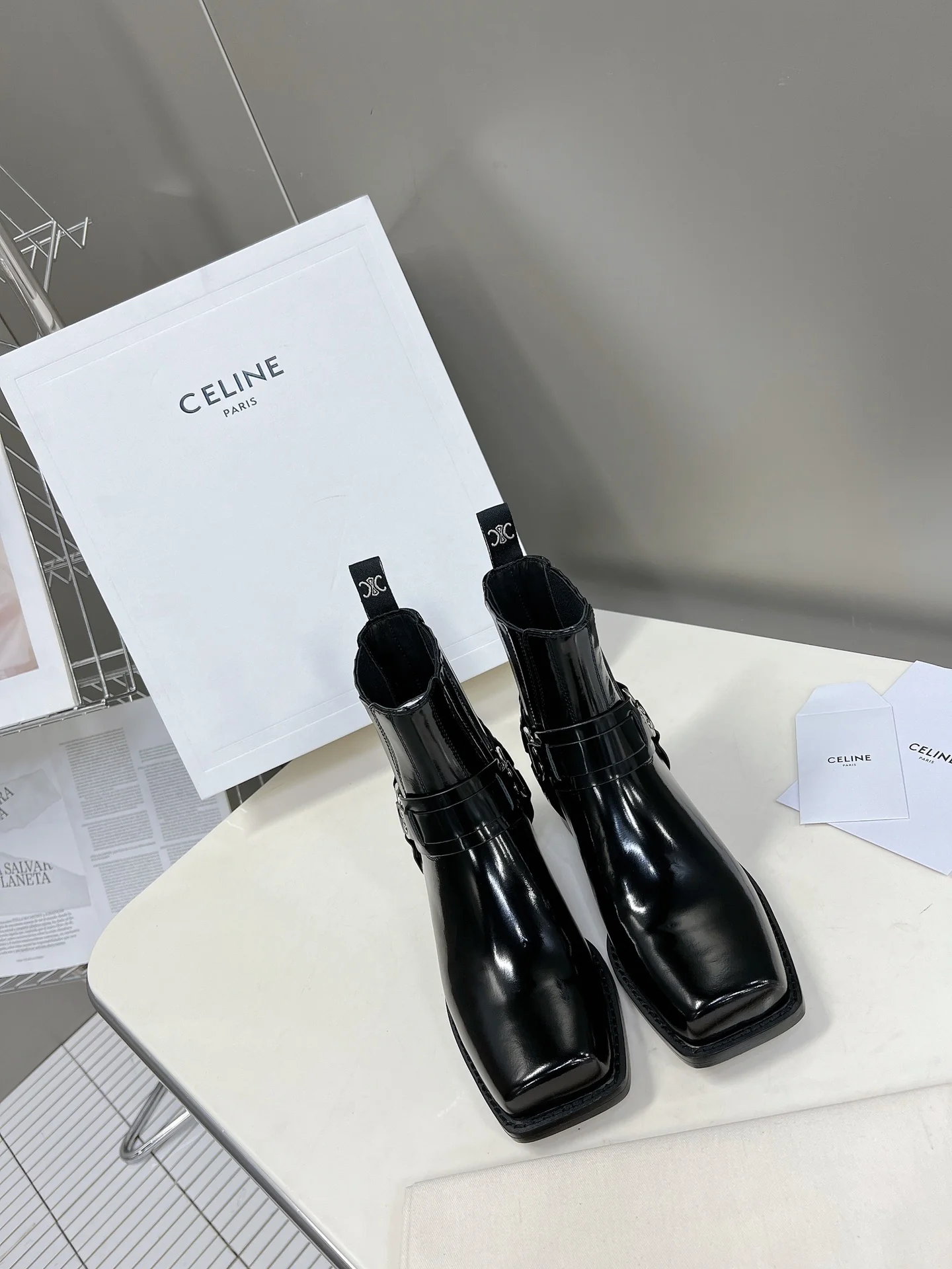 Ботильоны Celine с квадратным носком из коллекции осень/зима 2022 — образ с подиума.