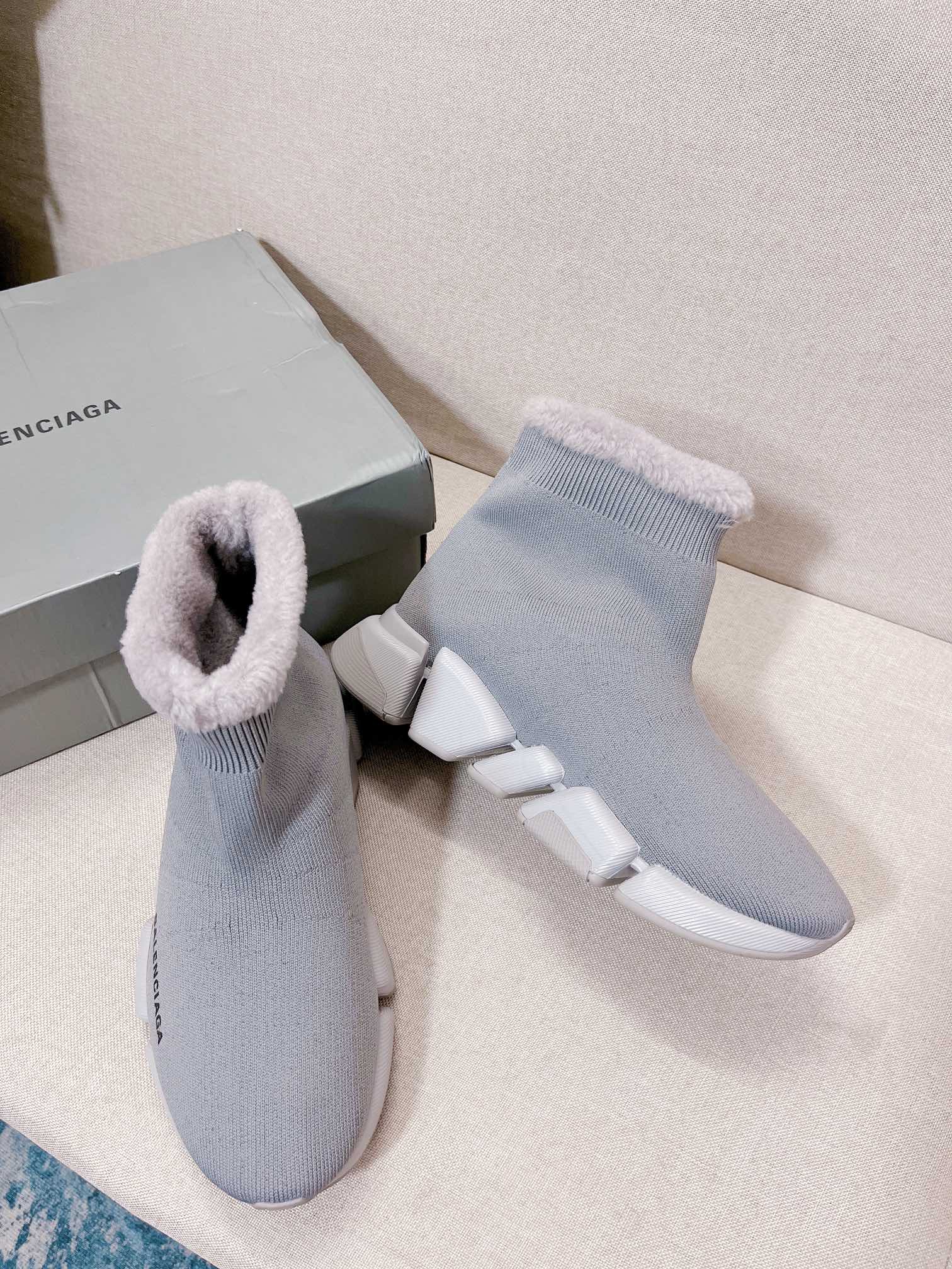 Новинка весны 2022 года от Balenciaga - короткие меховые сапоги-носки - серые.