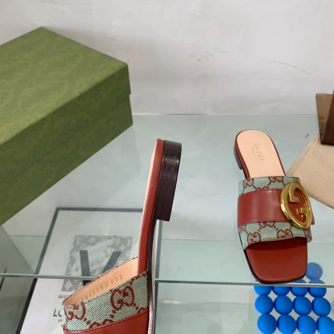 Новинка сезона весна/лето 2022 — тапочки с двойной буквой G.