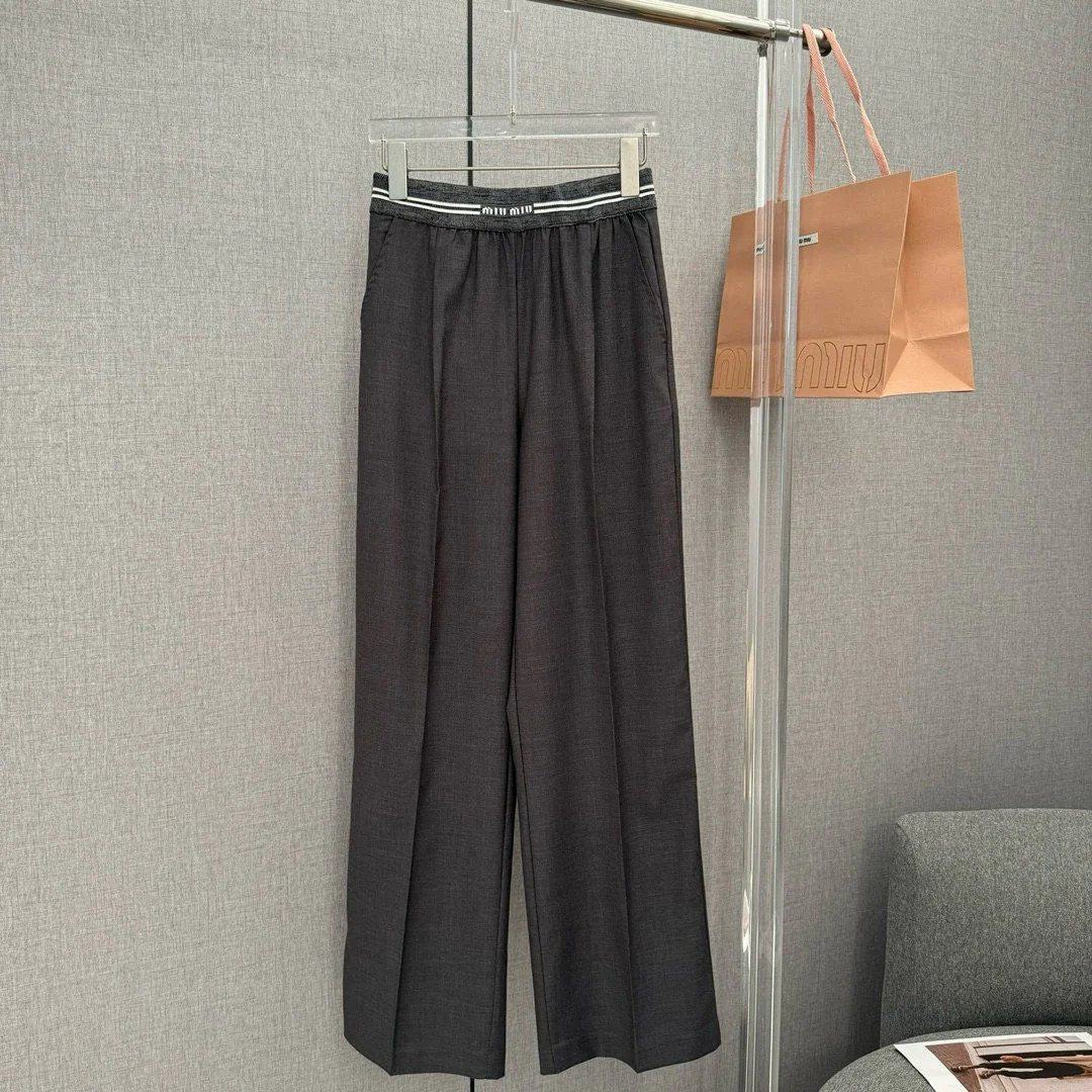 Miu Miu - Коллекция весна/лето 2404-24: Новые поступления, брюки прямого кроя с логотипом на талии.