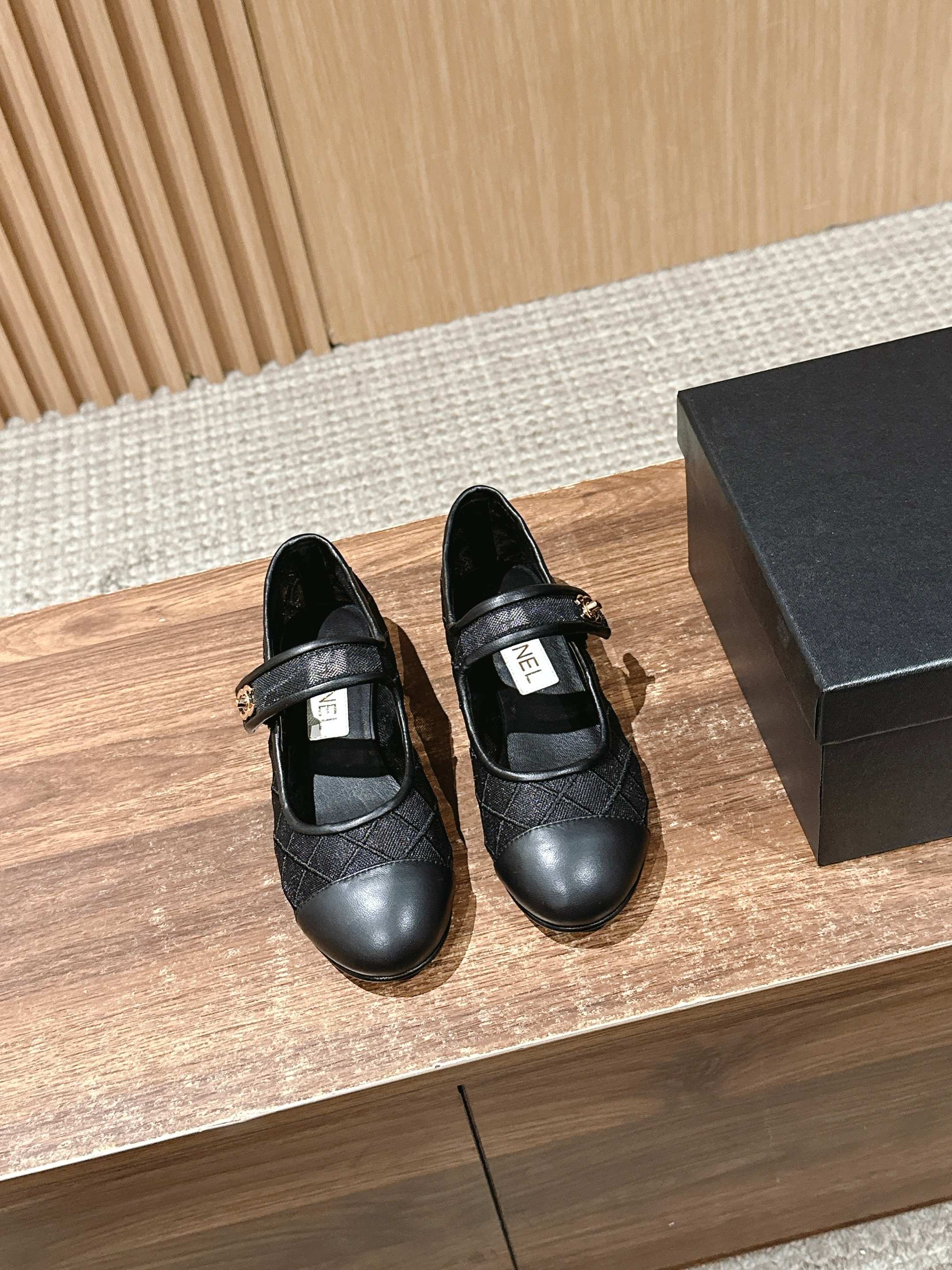 Новинка сезона весна/лето 2025 от Chanel - Сетчатые туфли Мэри Джейн - Черные