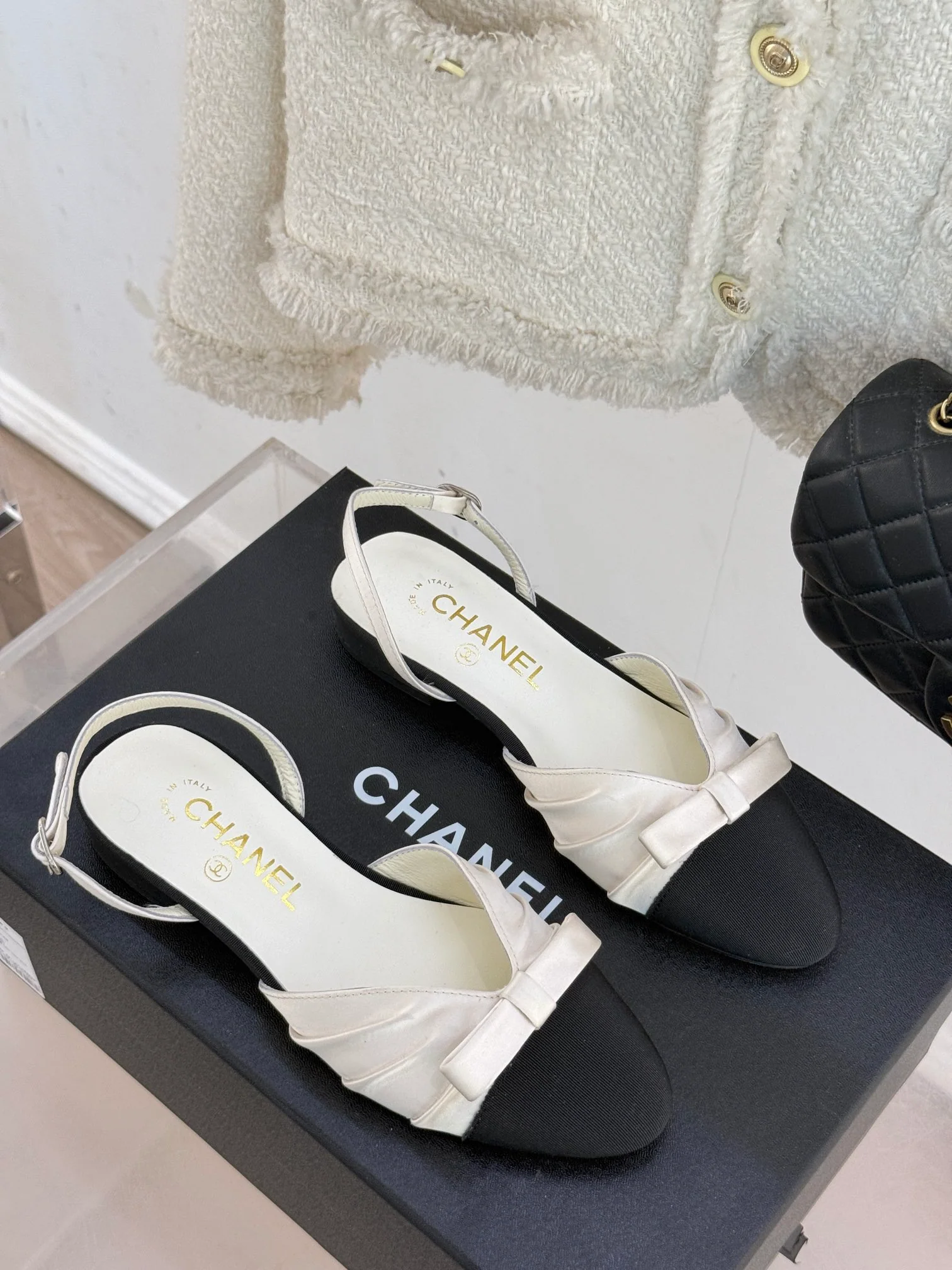 Сандалии Chanel 2024 с атласным бантом - белые