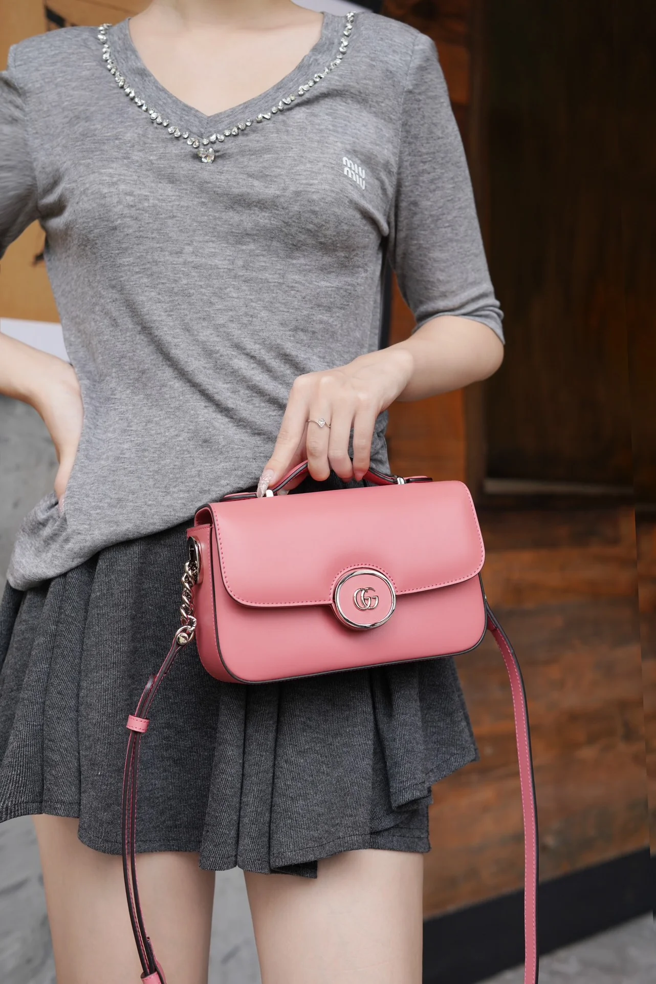 Миниатюрная сумка Gucci Petite GG на цепочке - розовая.