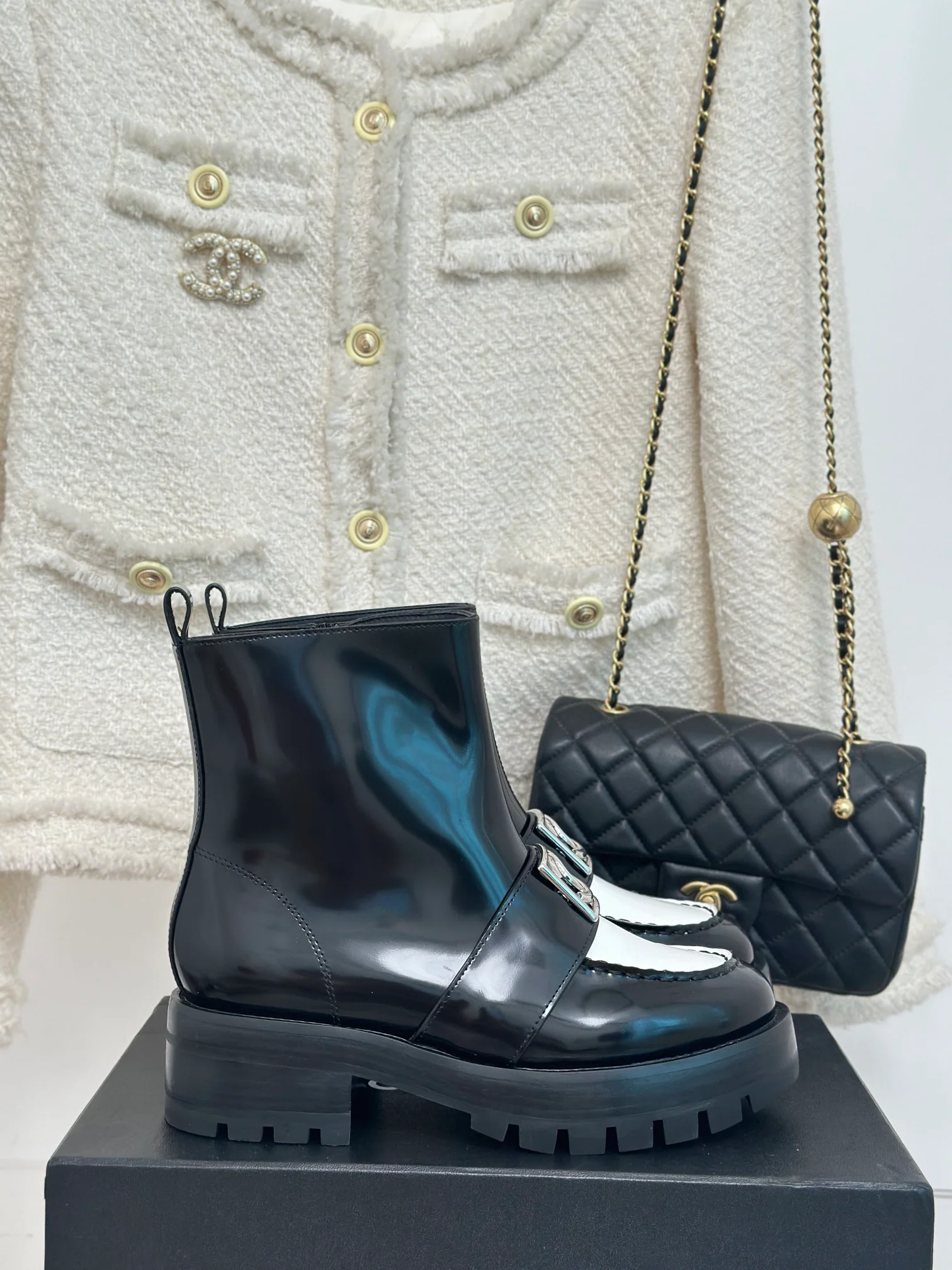 Новинка сезона осень/зима 2023 от Chanel - Ботильоны на массивном каблуке с квадратной пряжкой - Белые