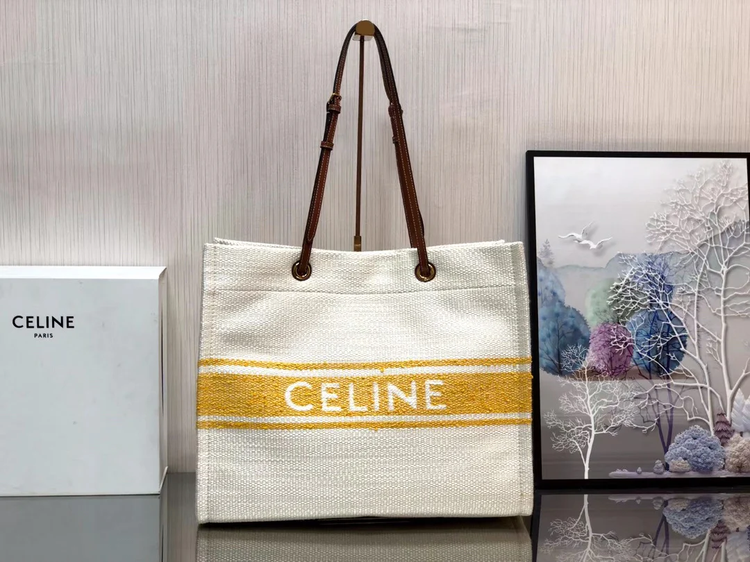 Квадратная сумка Celine Cabas Plein Soleil, изготовленная из кожи вагю и ткани.