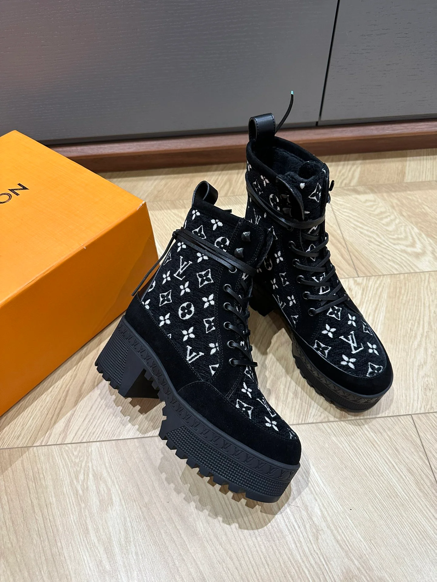 LV-2024 - Ботинки на высоком каблуке и платформе - Черные - 1