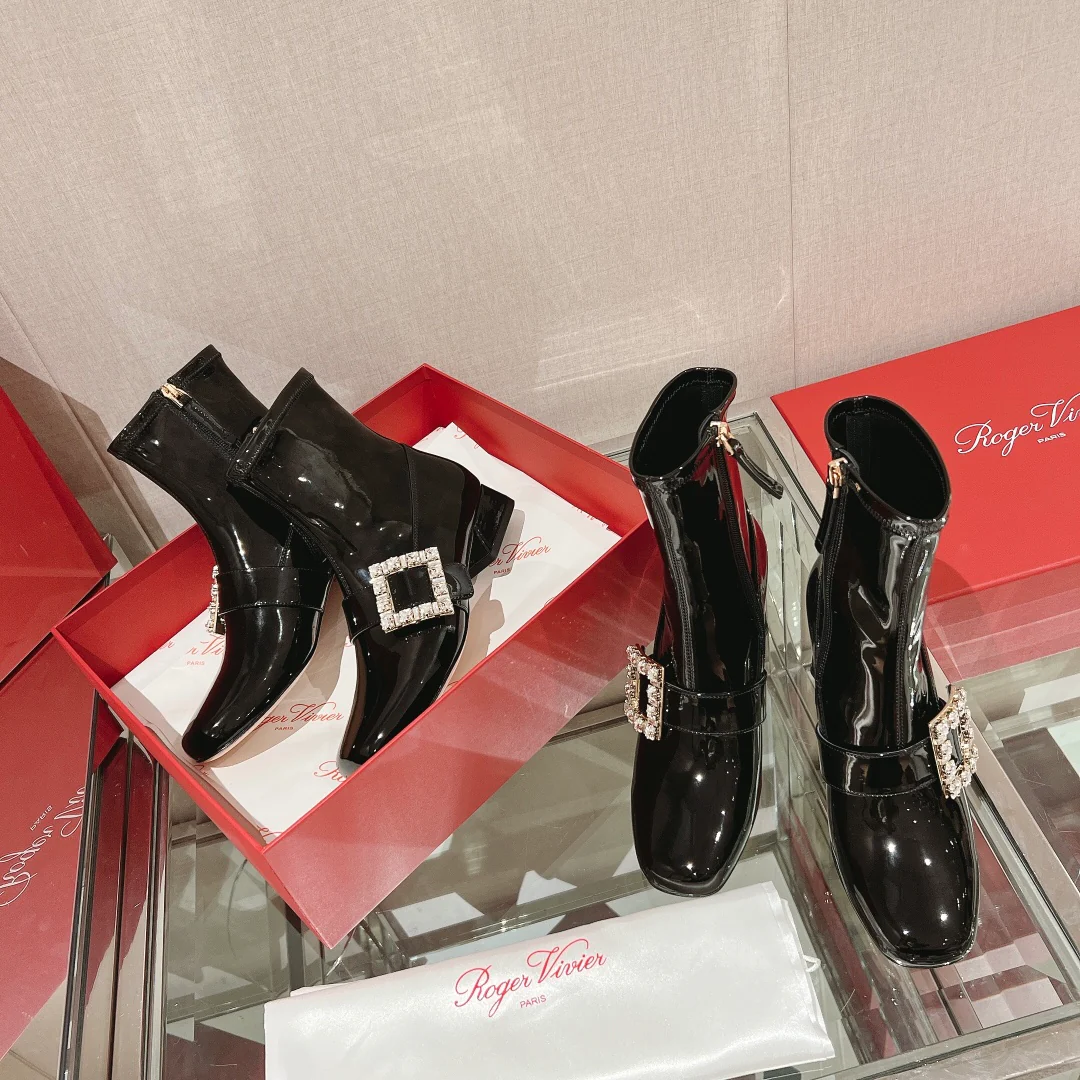 RV Shoes - Лакированные сапоги на высоком каблуке с пряжкой и стразами - Стразы Swarovski