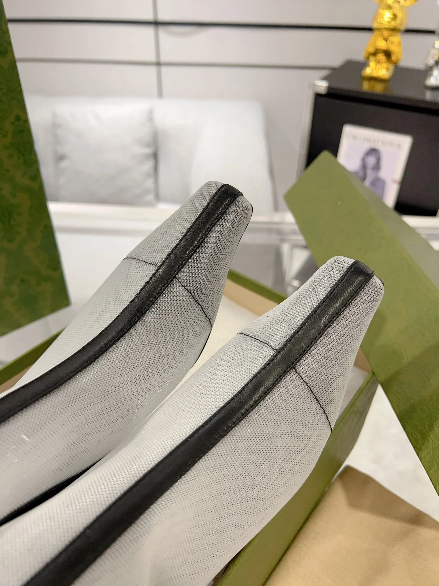 Gucci - Ботильоны на шпильке с сетчатыми вставками и стразами - Белые