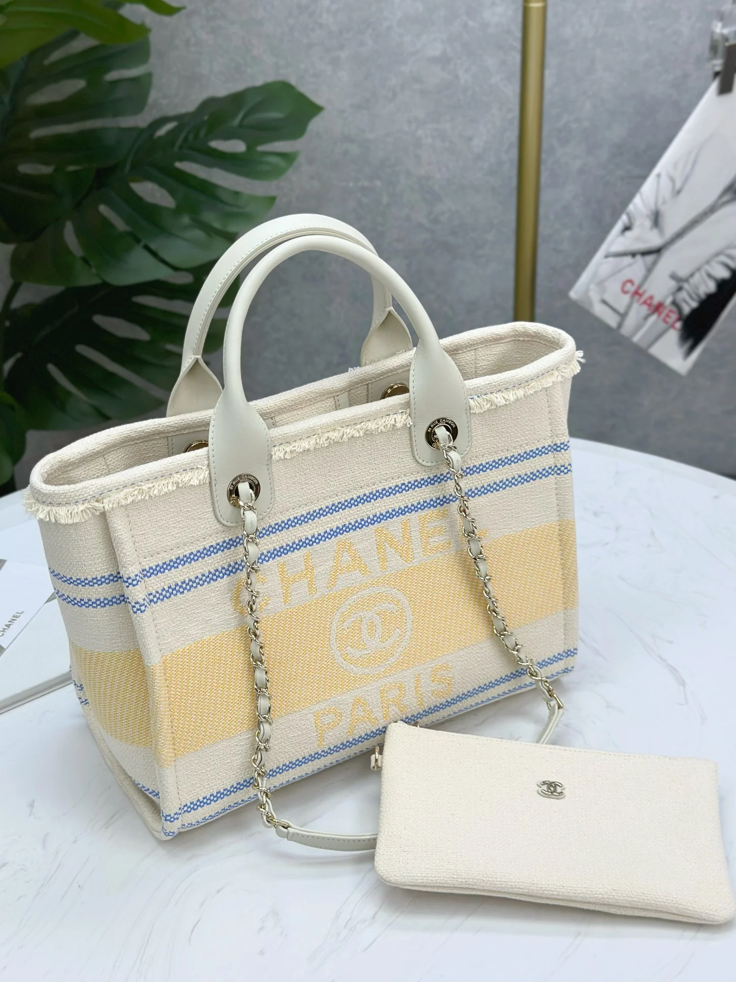 Пляжная сумка Chanel 25c, косметичка, ярко-желтая.