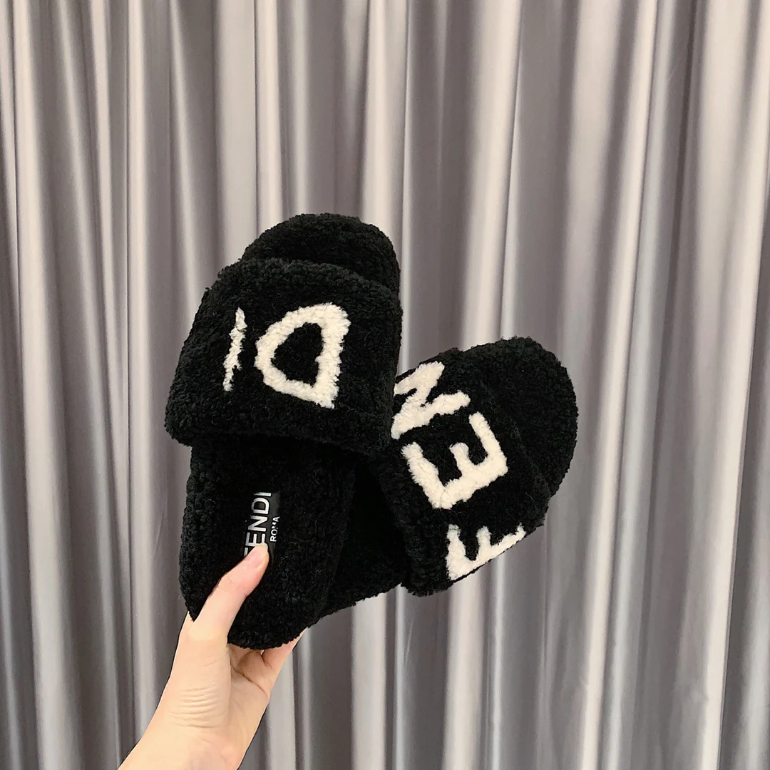 Fendi - Тапочки из овечьей шерсти - Черные с белой надписью